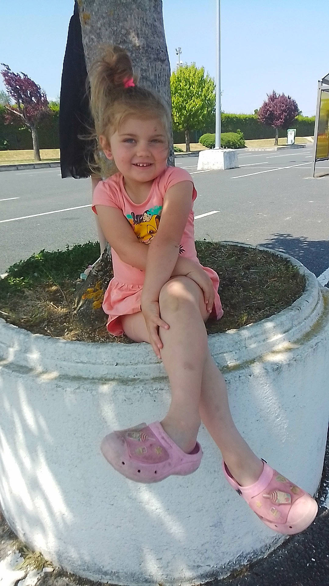 Alizé participe au concours pour gagner de l'argent avec cette photo : asphalt, barefoot, foot, fun, grass, hairstyle, happy, human_leg, joy, knee, leg, leisure, person, pink, plant, recreation, sky, smile, summer, thigh