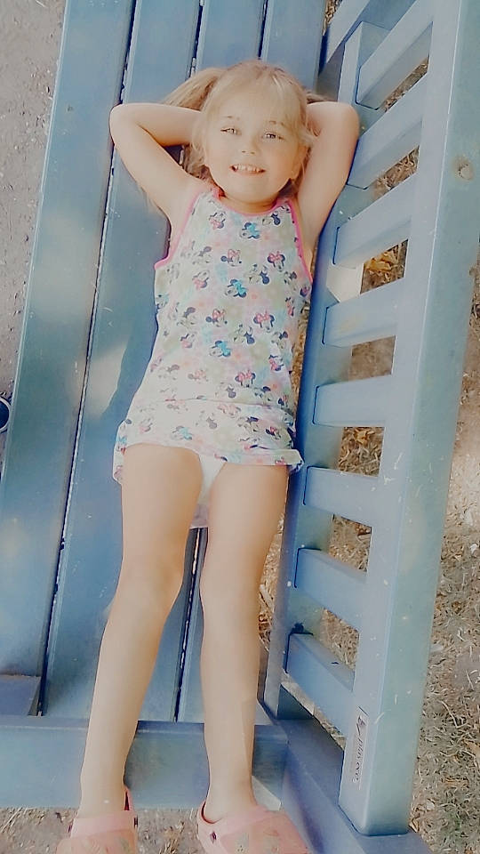 Alizé participe au concours pour gagner de l'argent avec cette photo : arm, baby_toddler_clothing, barefoot, blond, calf, elbow, electric_blue, fashion_design, foot, human_leg, joint, knee, leg, muscle, pattern, person, sleeve, thigh, thumb, toddler