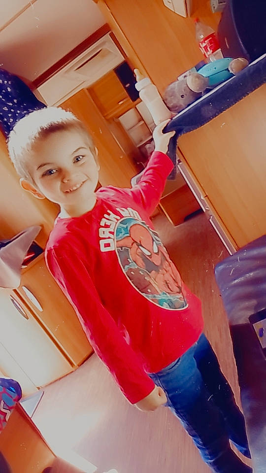 Nelson participe au concours pour gagner de l'argent avec cette photo : child, flooring, fun, happy, hat, human_leg, joy, leisure, magenta, orange, person, play, room, sitting, skin, smile, standing, t_shirt, thigh, toddler