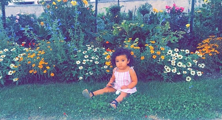 Ayline participe au concours pour gagner de l'argent avec cette photo : art, baby_toddler_clothing, botany, flower, grass, happy, landscape, lawn, leaf, leisure, meadow, nature, people_in_nature, person, petal, plant, shrub, summer, toddler, tree