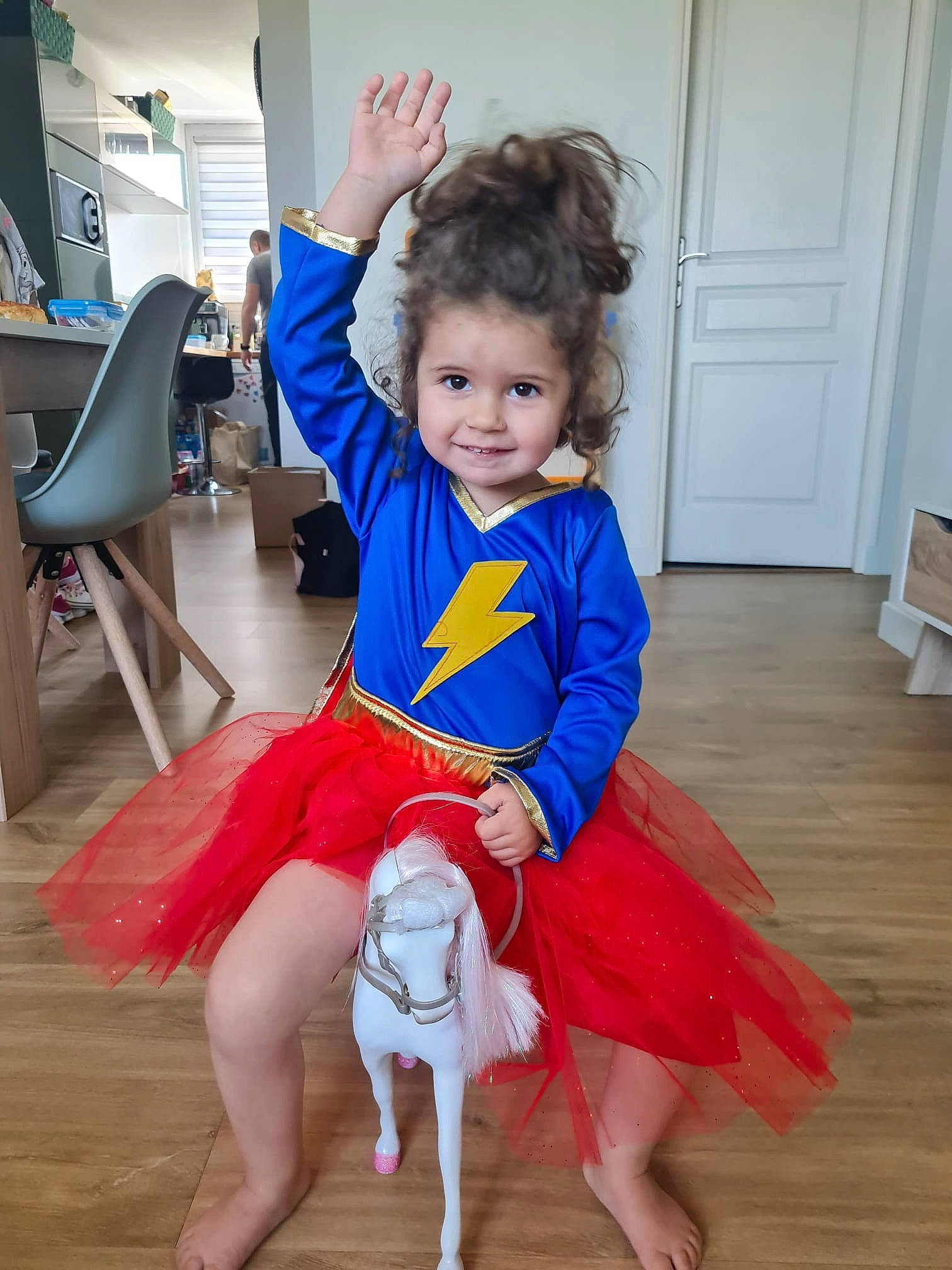 Mara a rejoint le concours — aidez-le/la à gagner de superbes lots ! baby_toddler_clothing, child, door, floor, flooring, fun, happy, hardwood, human_body, human_leg, joint, joy, leg, person, shoulder, skin, standing, thigh, toddler, waist