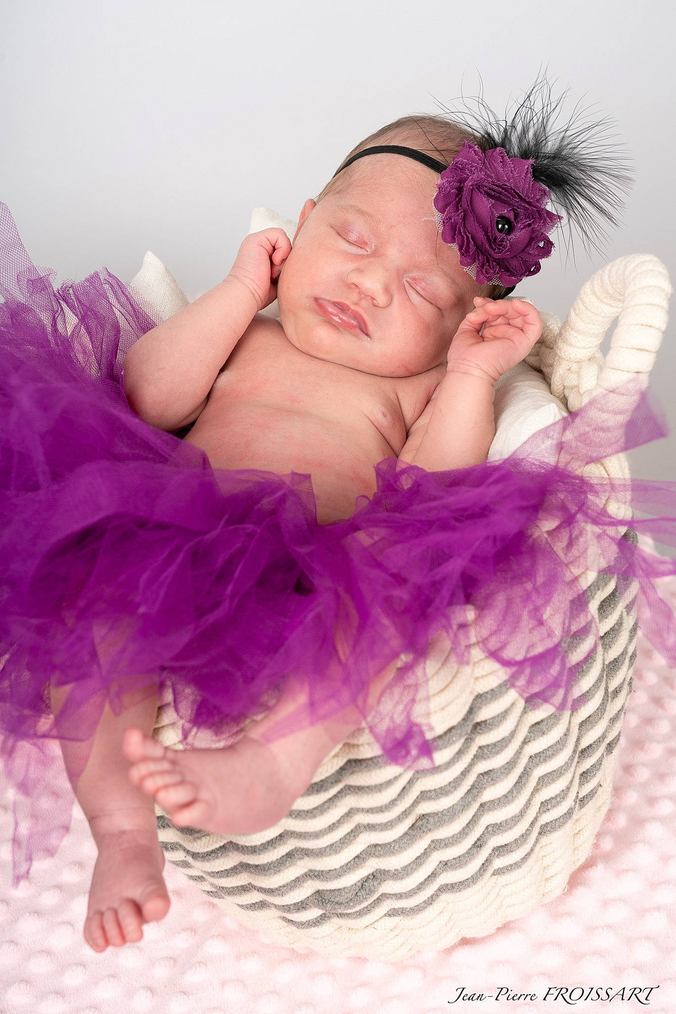 Elaya participe au concours pour gagner de l'argent avec cette photo : baby_toddler_clothing, bridal_accessory, comfort, dress, embellishment, event, flash_photography, glove, happy, headpiece, human_body, magenta, person, petal, pink, plant, purple, ruffle, textile, thigh