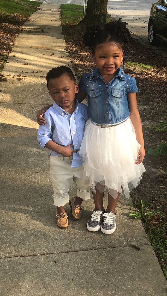 Kya is registered to the contest to win money with this photo: child, daughter, denim, footwear, gesture, happy, jeans, joy, people, person, shoe, sibling, skin, smile, standing, textile, toddler, white