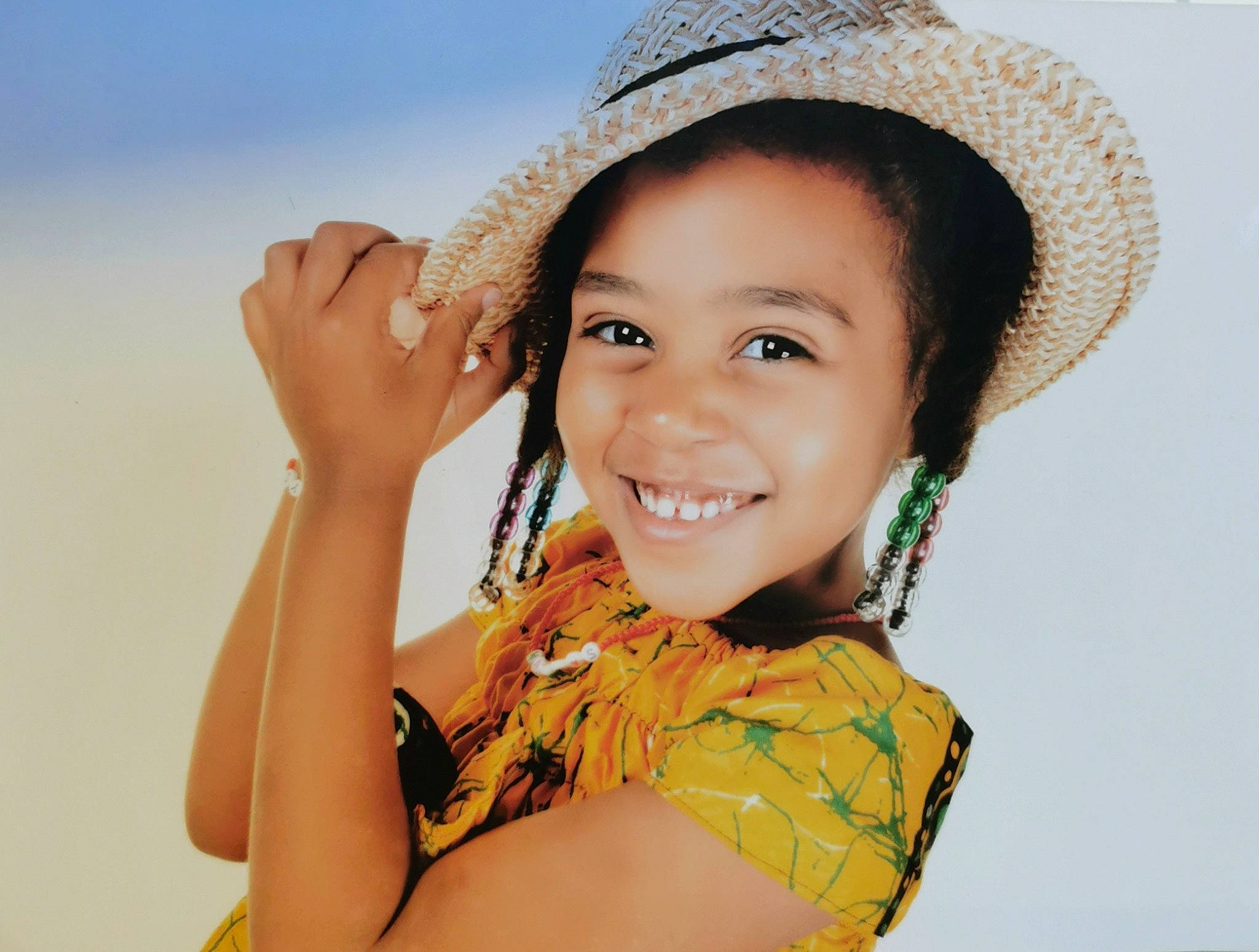 Maelys-frédérique a rejoint le concours — aidez-le/la à gagner de superbes lots ! chin, cool, face, facial_expression, fedora, flash_photography, fun, gesture, happy, hat, headgear, human_body, joy, lip, neck, people_in_nature, person, skin, smile, sun_hat