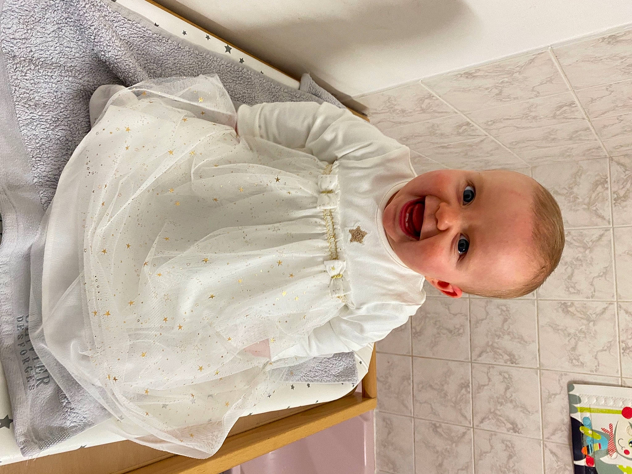 Célestine participe au concours pour gagner de l'argent avec cette photo : baby, baby_laughing, baby_products, baby_safety, baby_toddler_clothing, child, comfort, happy, linens, person, room, sleeve, smile, textile, toddler