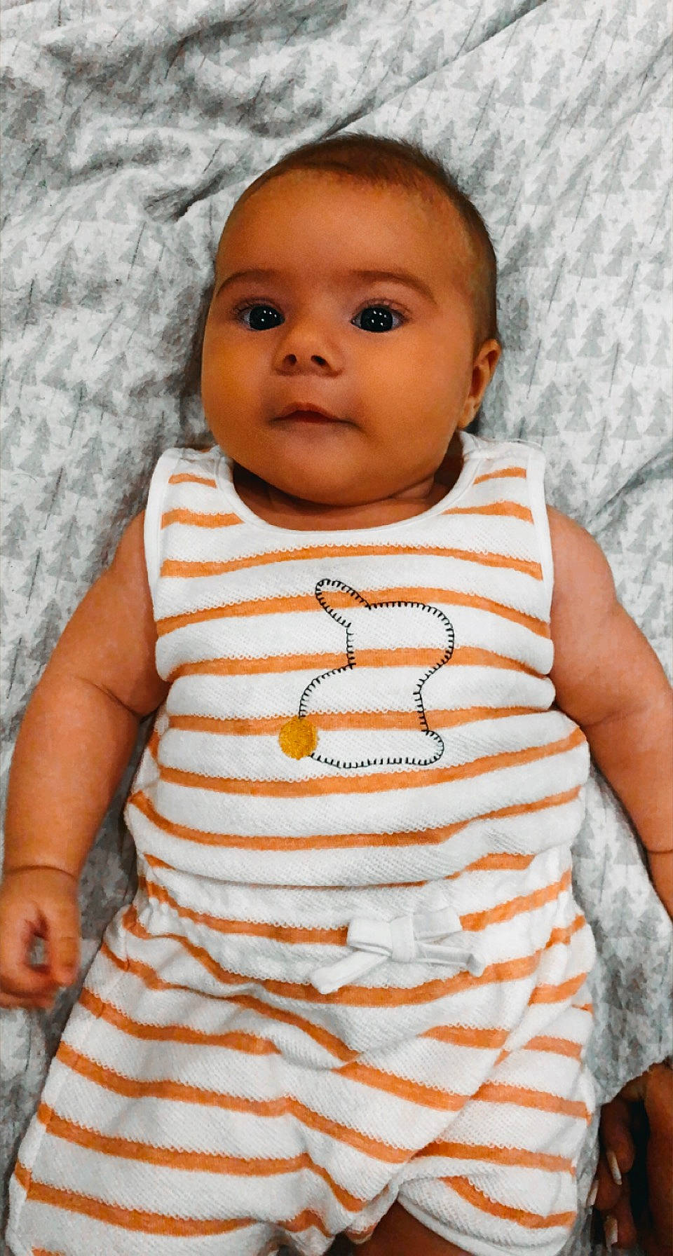 Théa participe au concours pour gagner de l'argent avec cette photo : baby, baby_toddler_clothing, cheek, child, collar, comfort, eye, eyelash, face, linens, lip, neck, nose, pattern, person, pink, product, skin, sleeve, t_shirt