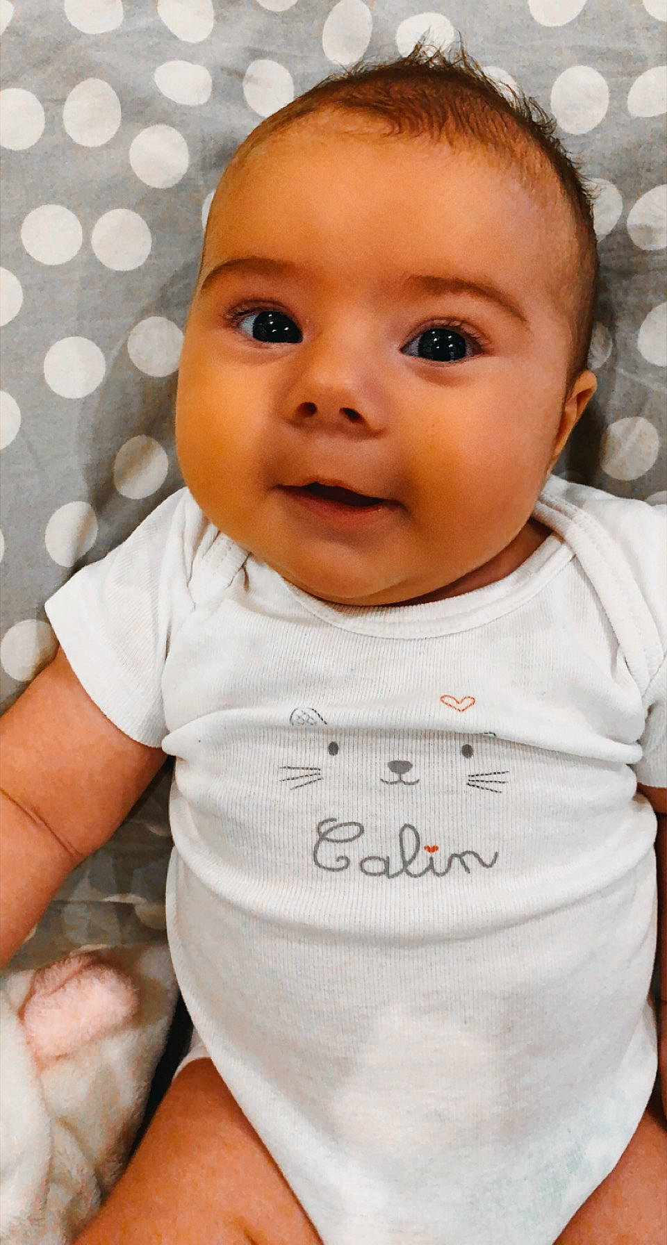 Théa a rejoint le concours — aidez-le/la à gagner de superbes lots ! baby, baby_toddler_clothing, cheek, eye, eyebrow, eyelash, face, finger, gesture, hair, happy, head, iris, lip, mouth, nose, person, skin, sleeve, smile