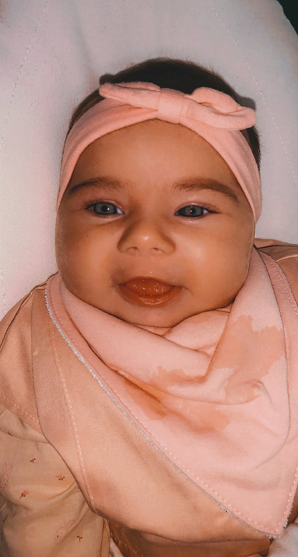 Théa participe au concours pour gagner de l'argent avec cette photo : baby, cheek, child, chin, comfort, eyebrow, eyelash, facial_expression, happy, headwear, human_body, iris, lip, mouth, nose, person, pink, skin, sleeve, smile