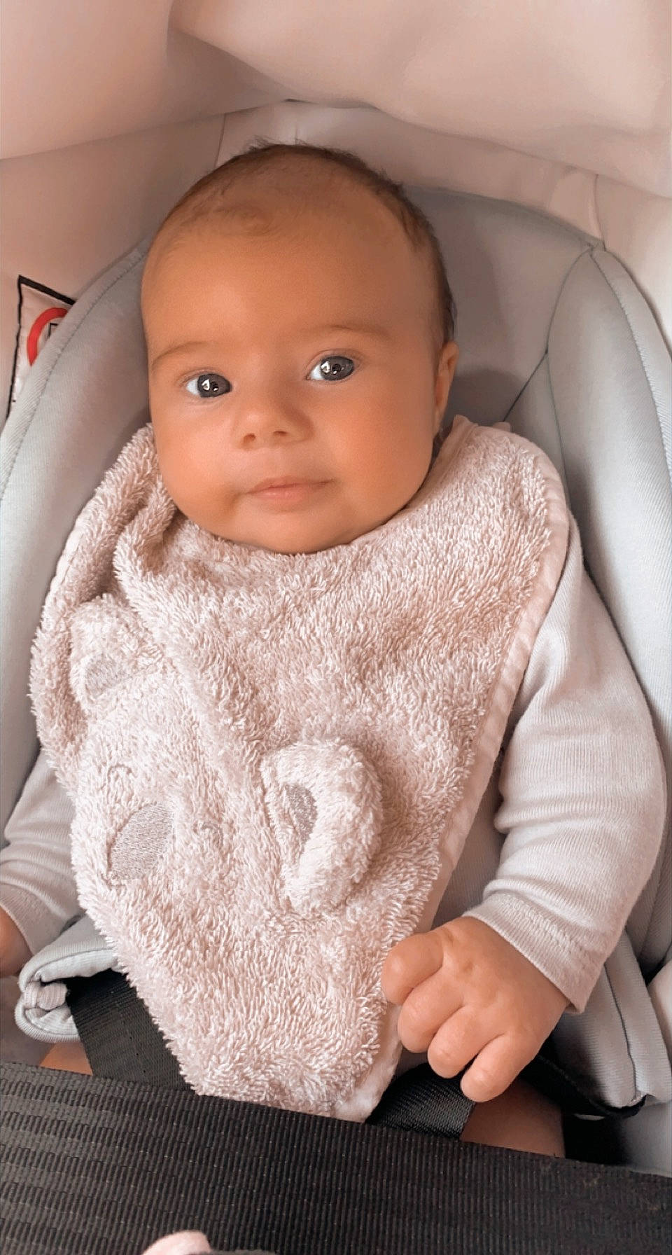Théa participe au concours pour gagner de l'argent avec cette photo : baby, baby_products, baby_toddler_clothing, car_seat, cheek, child, collar, comfort, linens, neck, nose, outerwear, person, seat_belt, sitting, skin, sleeve, toddler, vehicle_door, wool