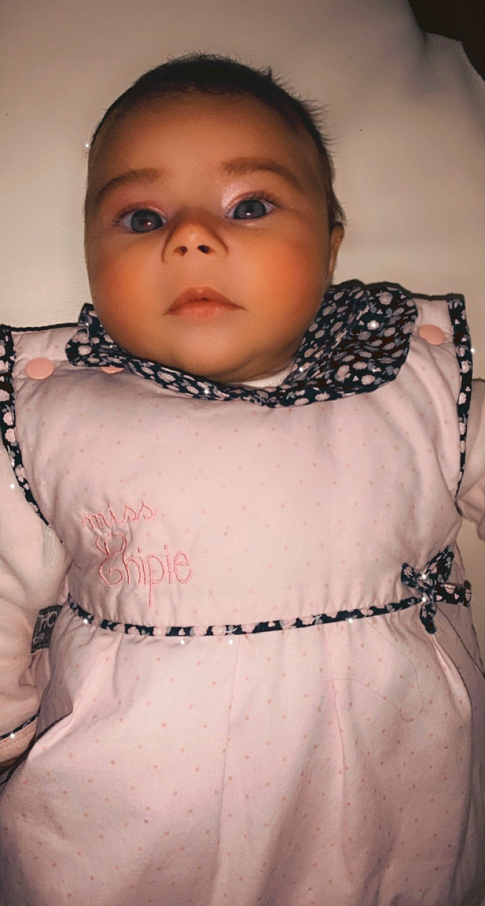 Théa a rejoint le concours — aidez-le/la à gagner de superbes lots ! arm, baby_toddler_clothing, cheek, collar, dress, eye, eyebrow, eyelash, face, hair, head, human_body, iris, joint, lip, neck, nose, person, shoulder, skin