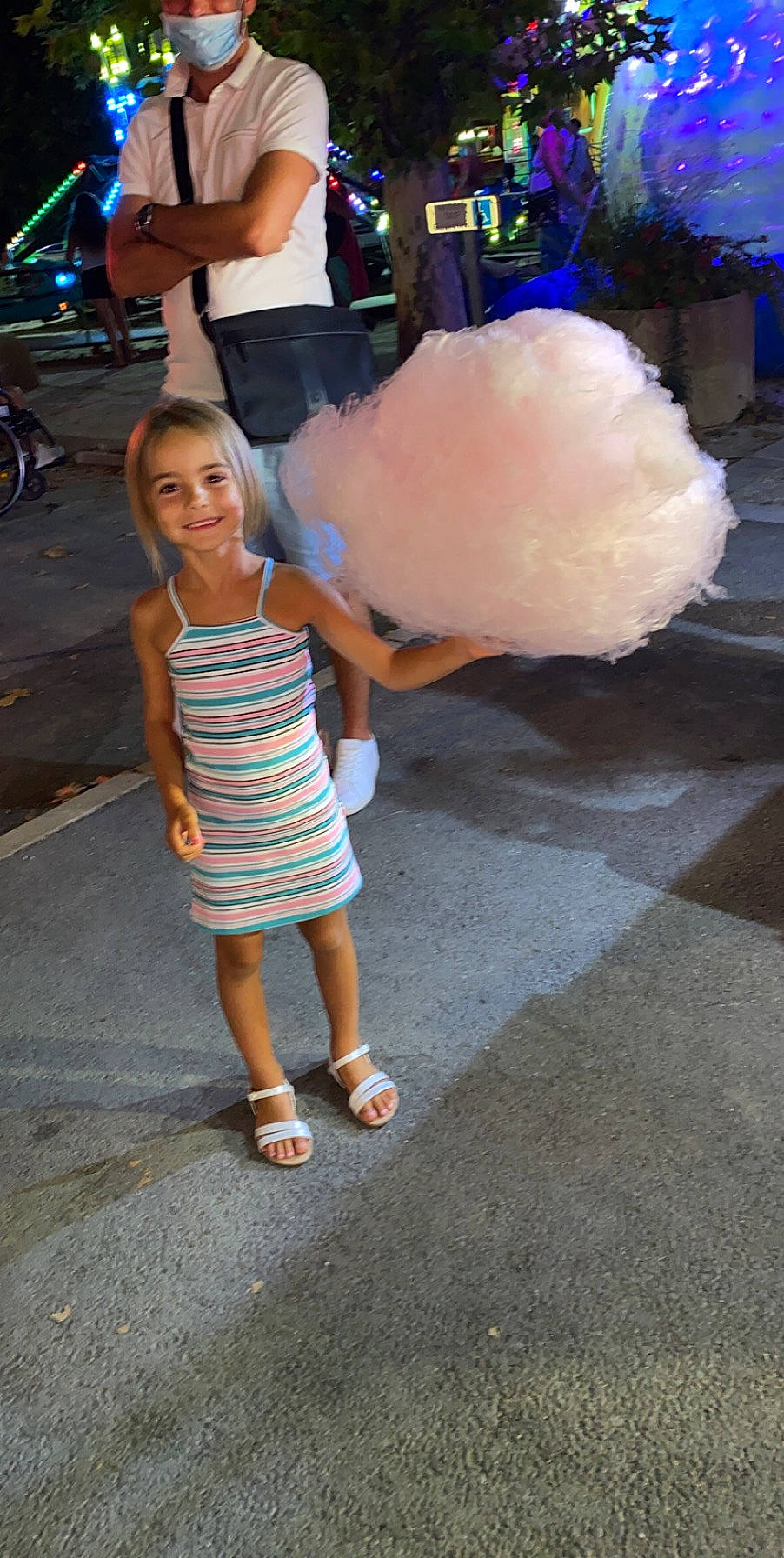 Léna a rejoint le concours — aidez-le/la à gagner de superbes lots ! beauty, child, event, fun, hairstyle, happy, human_body, joy, leg, leisure, mammal, organ, person, pink, public_space, shoe, shorts, smile, standing, tire