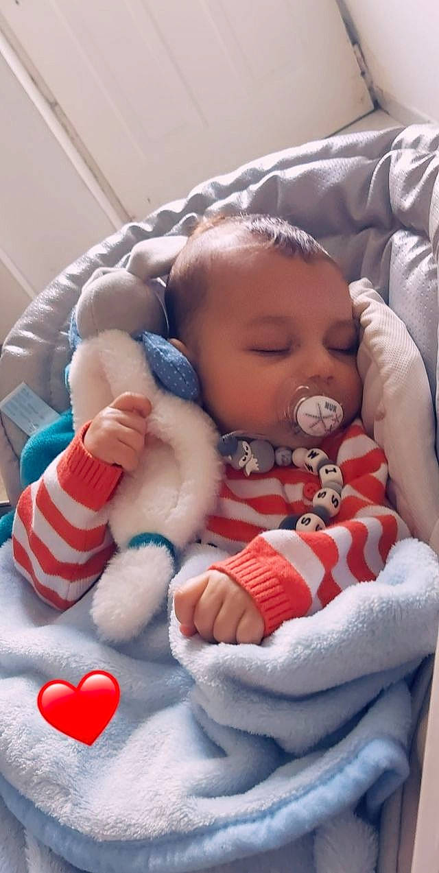 Kassim participe au concours pour gagner de l'argent avec cette photo : baby, baby_sleeping, baby_toddler_clothing, cheek, comfort, eye, facial_expression, finger, hand, lip, mammal, mouth, nose, organ, person, pink, product, red, skin, textile