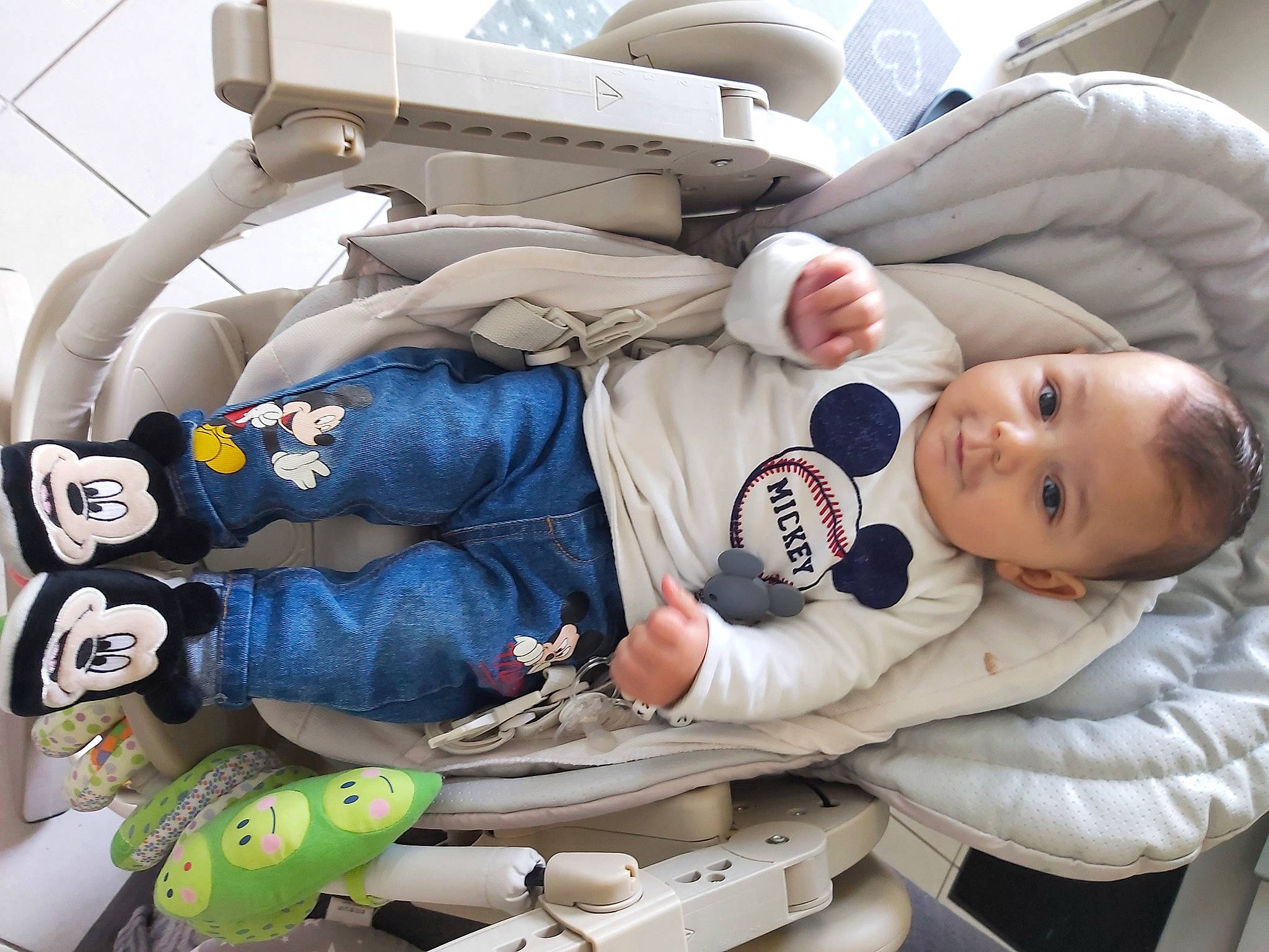 Kassim participe au concours pour gagner de l'argent avec cette photo : auto_part, automotive_design, baby, baby_carriage, baby_products, baby_toddler_clothing, car_seat, carmine, child, comfort, fictional_character, fun, lap, machine, person, photograph, sitting, textile, toddler, toy