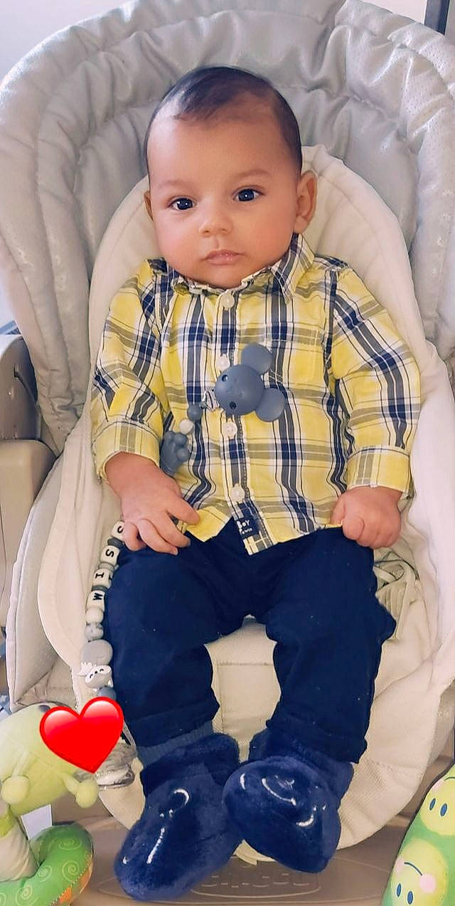 Kassim participe au concours pour gagner de l'argent avec cette photo : baby, baby_products, baby_toddler_clothing, balloon, blue, cheek, child, collar, comfort, head, lap, pattern, person, plaid, sitting, skin, sleeve, sock, tartan, toddler