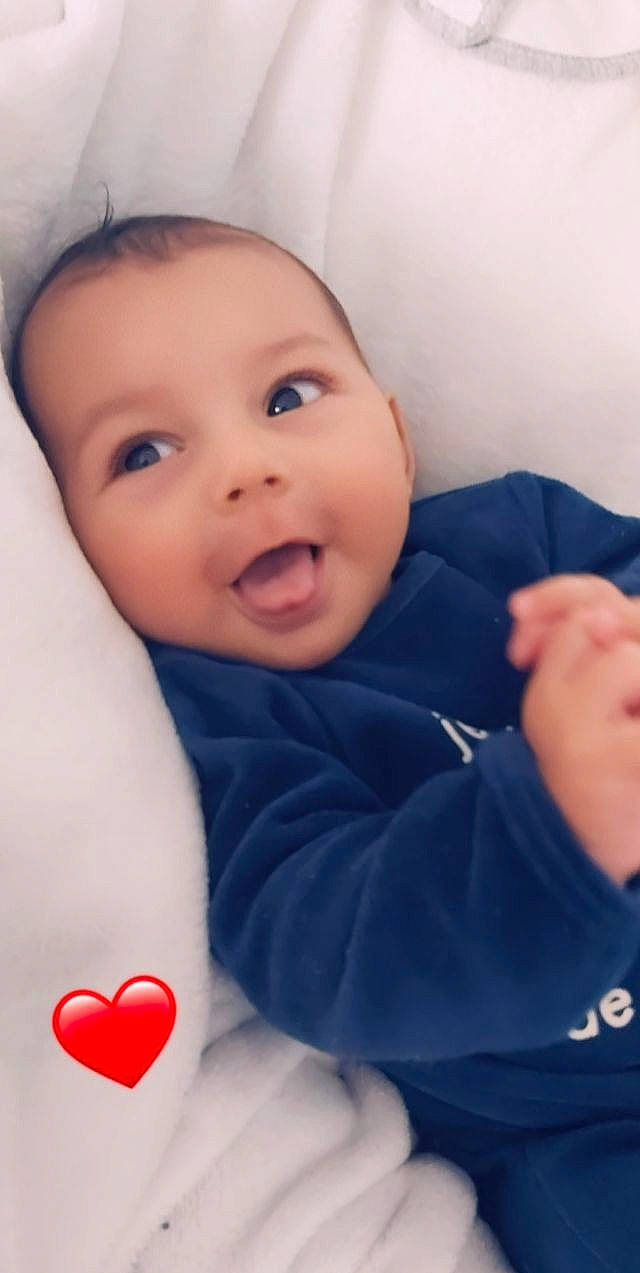 Kassim participe au concours pour gagner de l'argent avec cette photo : baby, baby_toddler_clothing, cheek, chin, comfort, eye, eyebrow, finger, gesture, happy, iris, lip, mouth, neck, nose, organ, person, skin, sleeve, smile