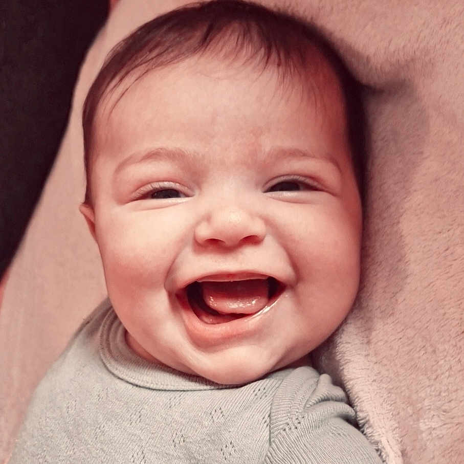 Ambre a rejoint le concours — aidez-le/la à gagner de superbes lots ! baby, baby_boy, baby_girl, blanket, child, closeup, clothing, cute, face, happy, head, indoors, infant, lying_down, person, portrait, skin, smiling, soft_texture, young