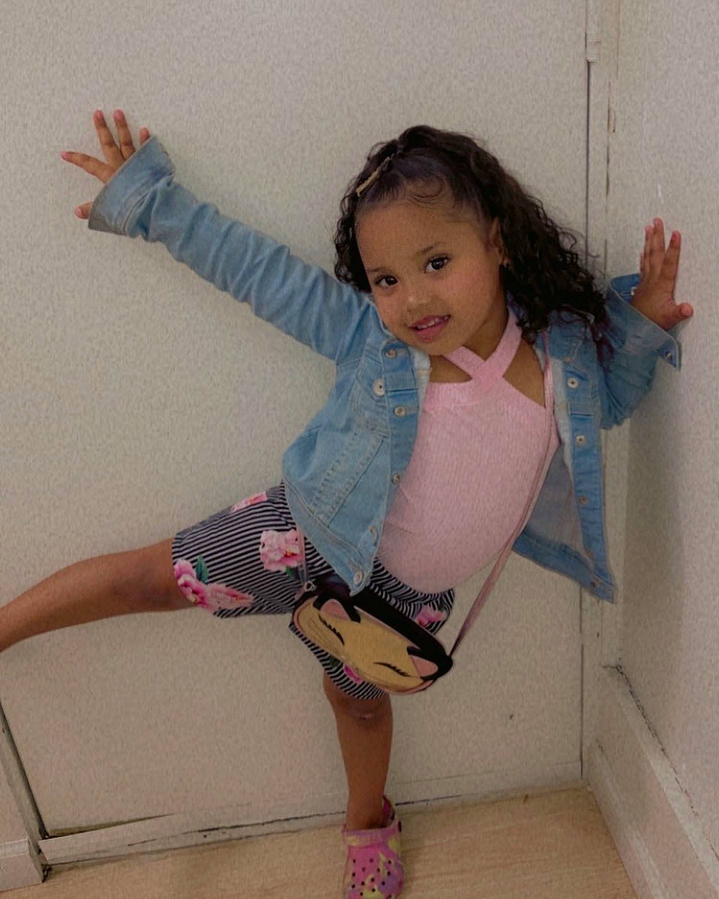 Kehlani is registered to the contest to win money with this photo: arm, baby_toddler_clothing, clothing, facial_expression, fashion, hair, hairstyle, hand, human_body, joint, joy, knee, leg, neck, person, shoulder, skin, sleeve, smile, standing