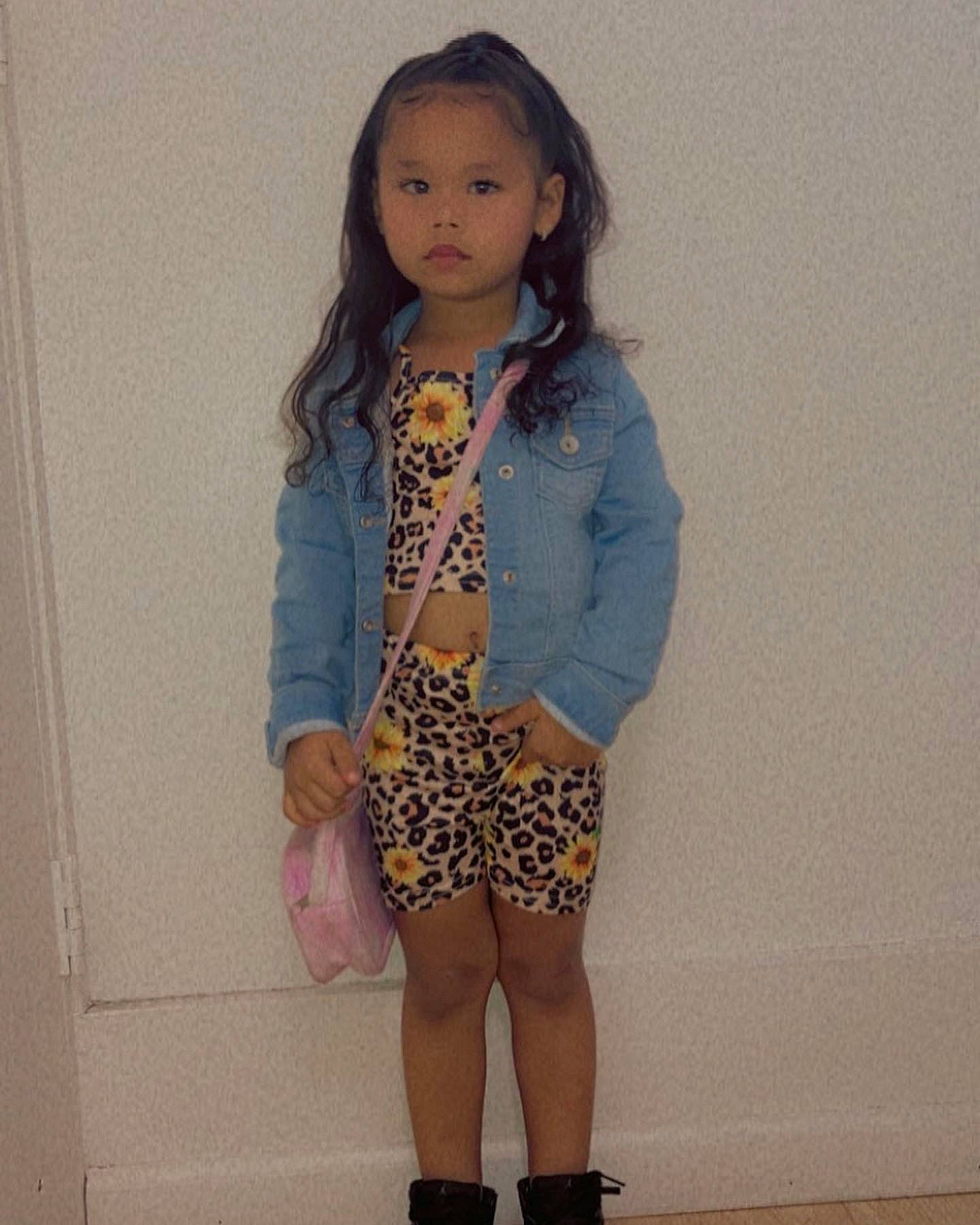 Leliani is registered to the contest to win money with this photo: blazer, clothing, collar, denim, dress, dress_shirt, fashion_design, hair, head, jacket, jeans, knee, long_hair, neck, outerwear, person, shoulder, sleeve, t_shirt, thigh