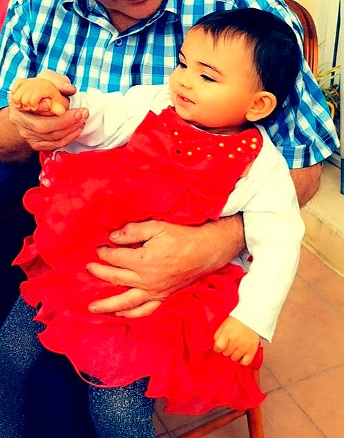 Octavia a rejoint le concours — aidez-le/la à gagner de superbes lots ! baby, baby_toddler_clothing, cheek, child, finger, hand, interaction, lap, love, nail, person, plaid, sock, tartan, thumb, toddler