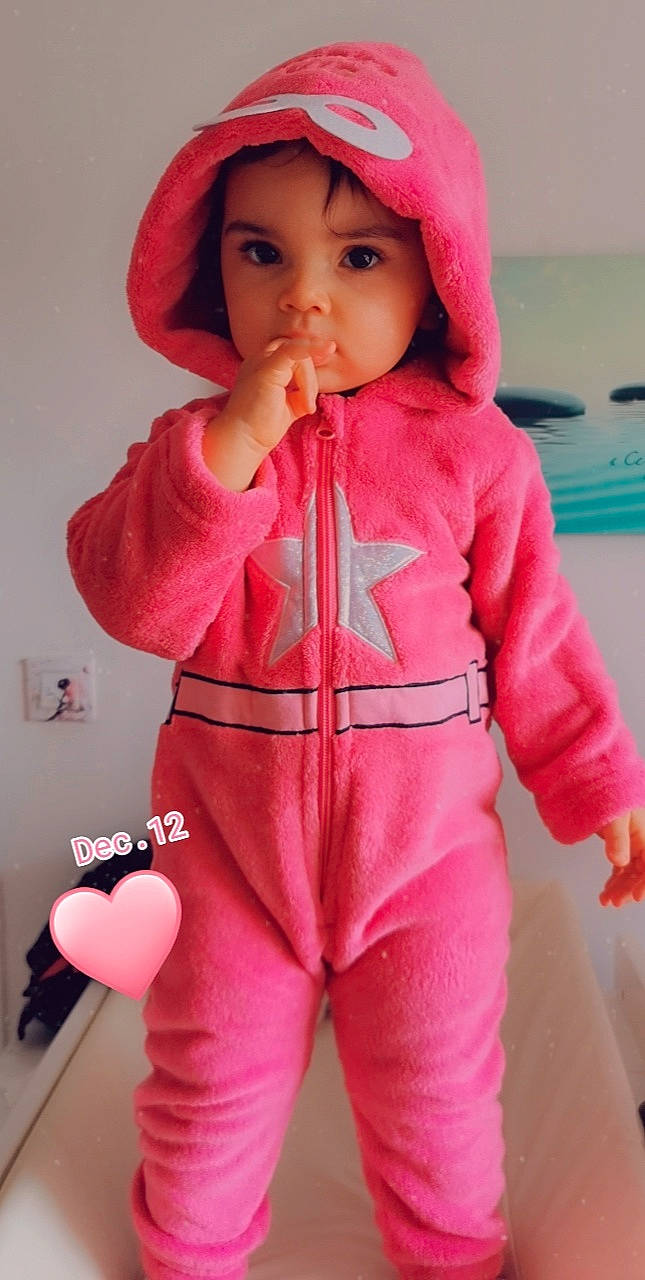 Octavia a rejoint le concours — aidez-le/la à gagner de superbes lots ! active_pants, baby, baby_toddler_clothing, balance, bonnet, cheek, headwear, hood, joint, lip, long_sleeved_t_shirt, nightwear, overall, person, pink, skin, sleeve, tights