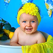 éva participe au concours pour gagner de l'argent avec cette photo : baby, smiling, blue_eyes, yellow_headband, flower, tub, blue_background, yellow_scarf, happy, child, portrait, indoor, cute, infant, colorful, decor, plant, fruit, fresh, cheerful