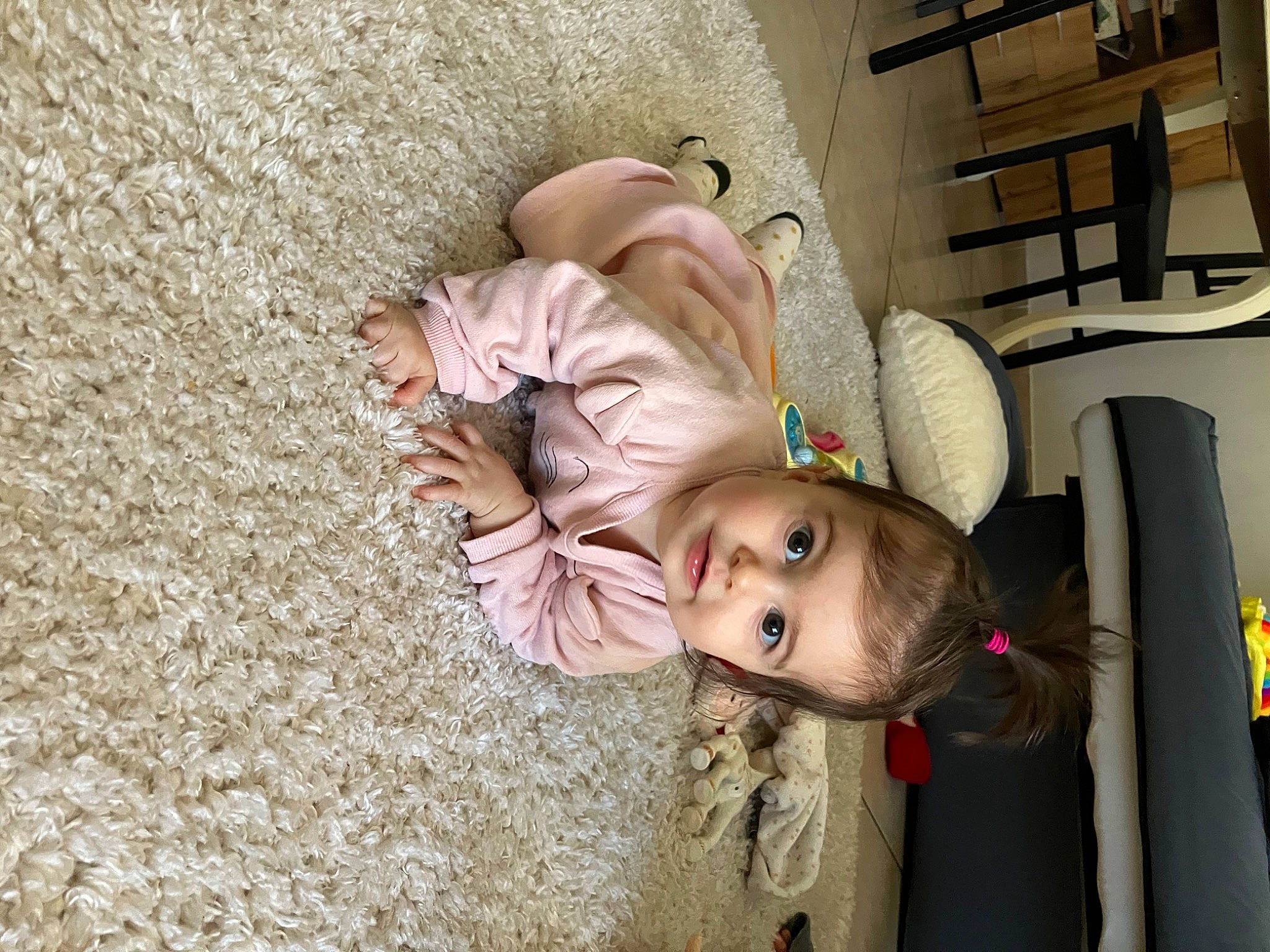 Meloë participe au concours pour gagner de l'argent avec cette photo : baby, child, comfort, flooring, fun, fur, happy, leisure, person, portrait_photography, room, sitting, toddler, wood