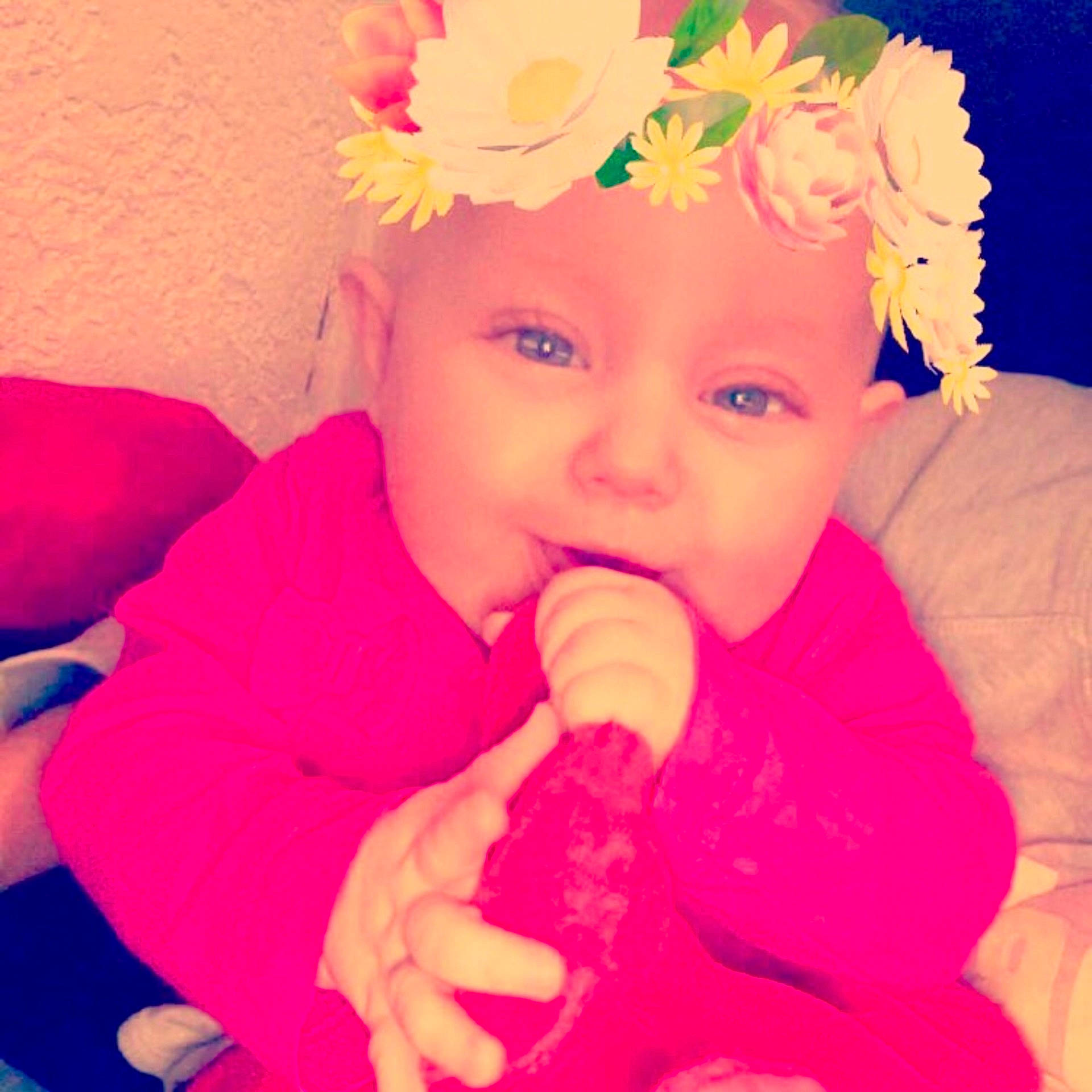 Lya a rejoint le concours — aidez-le/la à gagner de superbes lots ! child, eye, face, flower, head, infant, organ, petal, pink, skin, sweetness, toddler, toy