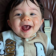 Djeïck participe au concours pour gagner de l'argent avec cette photo : baby, smiling, face, child, jacket, clothing, seat, safety_strap, happy, cute, infant, portrait, closeup, indoor, person, young_child, buttoned_jacket, brown, white, hair