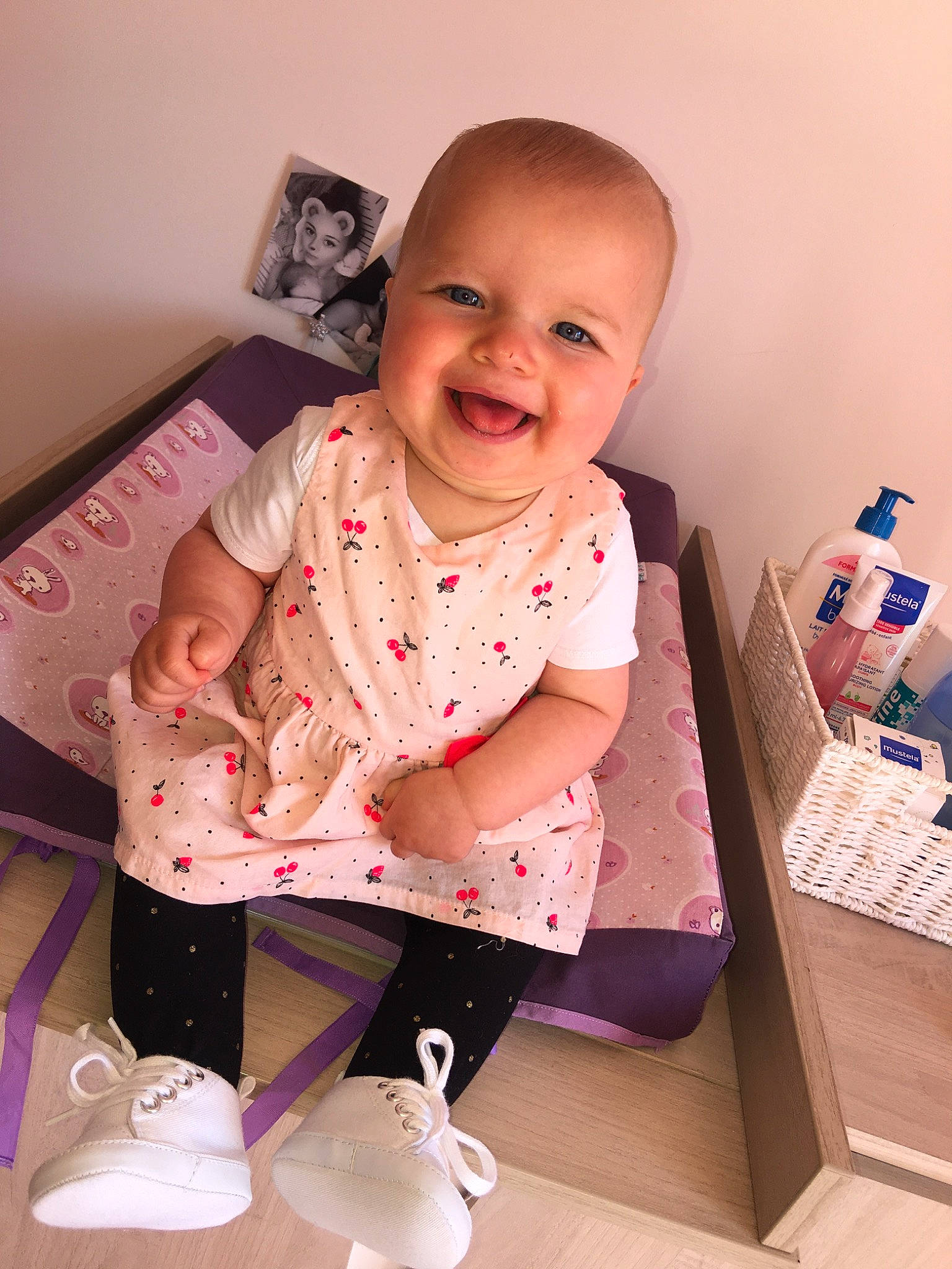 Julianna participe au concours pour gagner de l'argent avec cette photo : baby, baby_toddler_clothing, cheek, child, joy, person, pink, play, skin, toddler