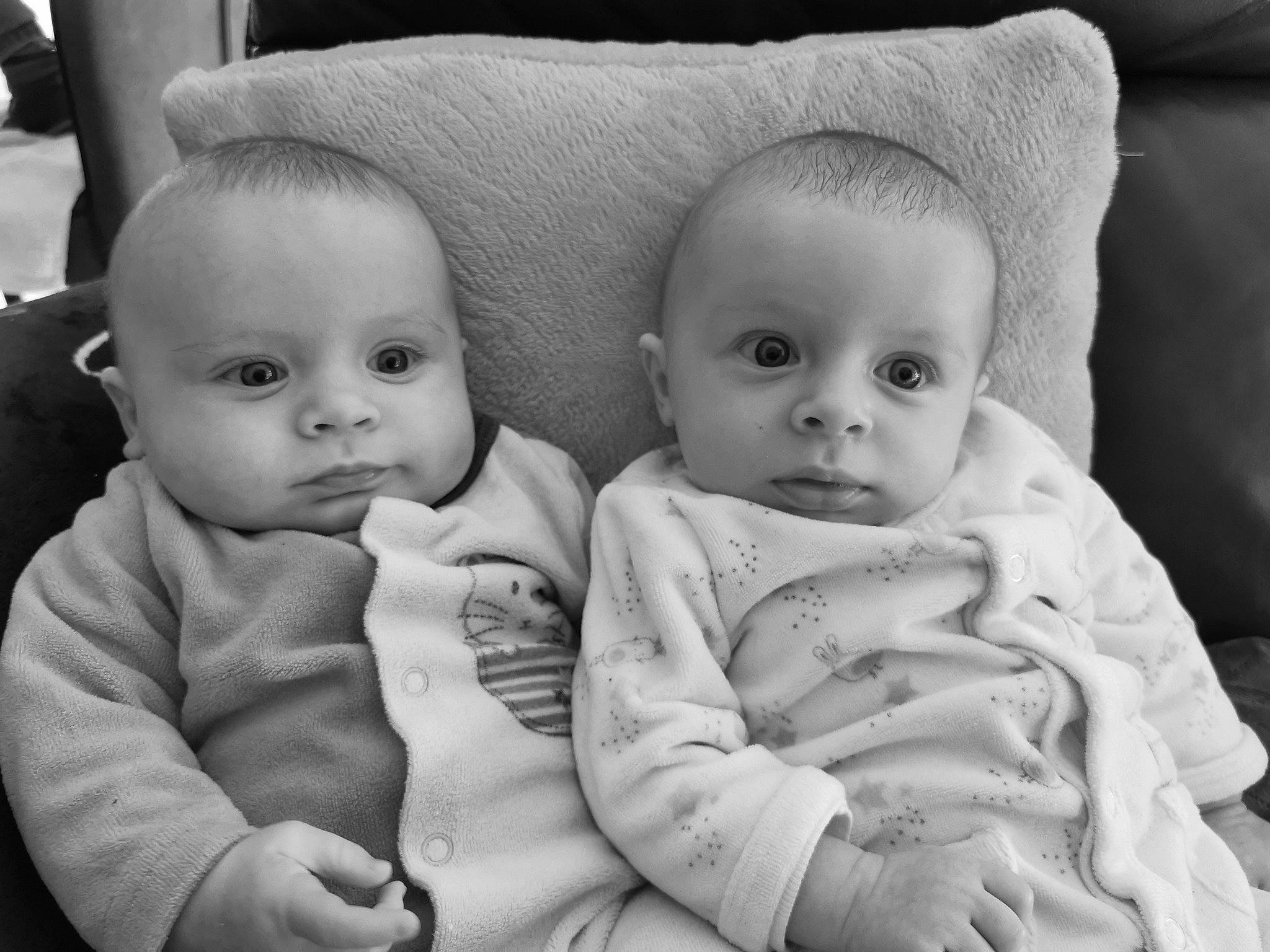 Jules Et Louis participe au concours pour gagner de l'argent avec cette photo : baby, black, black_and_white, cheek, comfort, face, gesture, hairstyle, happy, human, iris, mammal, nose, organ, person, photograph, product, skin, sleeve, style