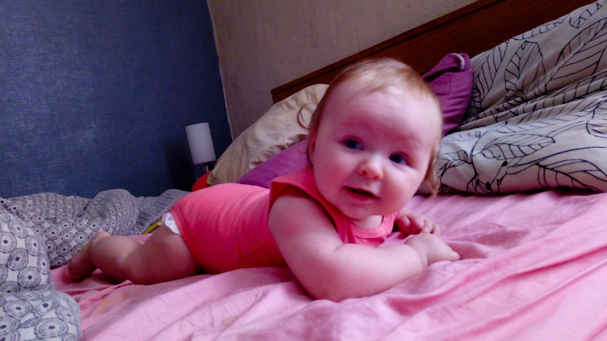 Abigaëlle participe au concours pour gagner de l&#x27;argent avec cette photo : baby, baby_toddler_clothing, cheek, child, comfort, eye, flooring, head, iris, knee, leg, linens, magenta, mouth, person, pink, purple, skin, smile, textile