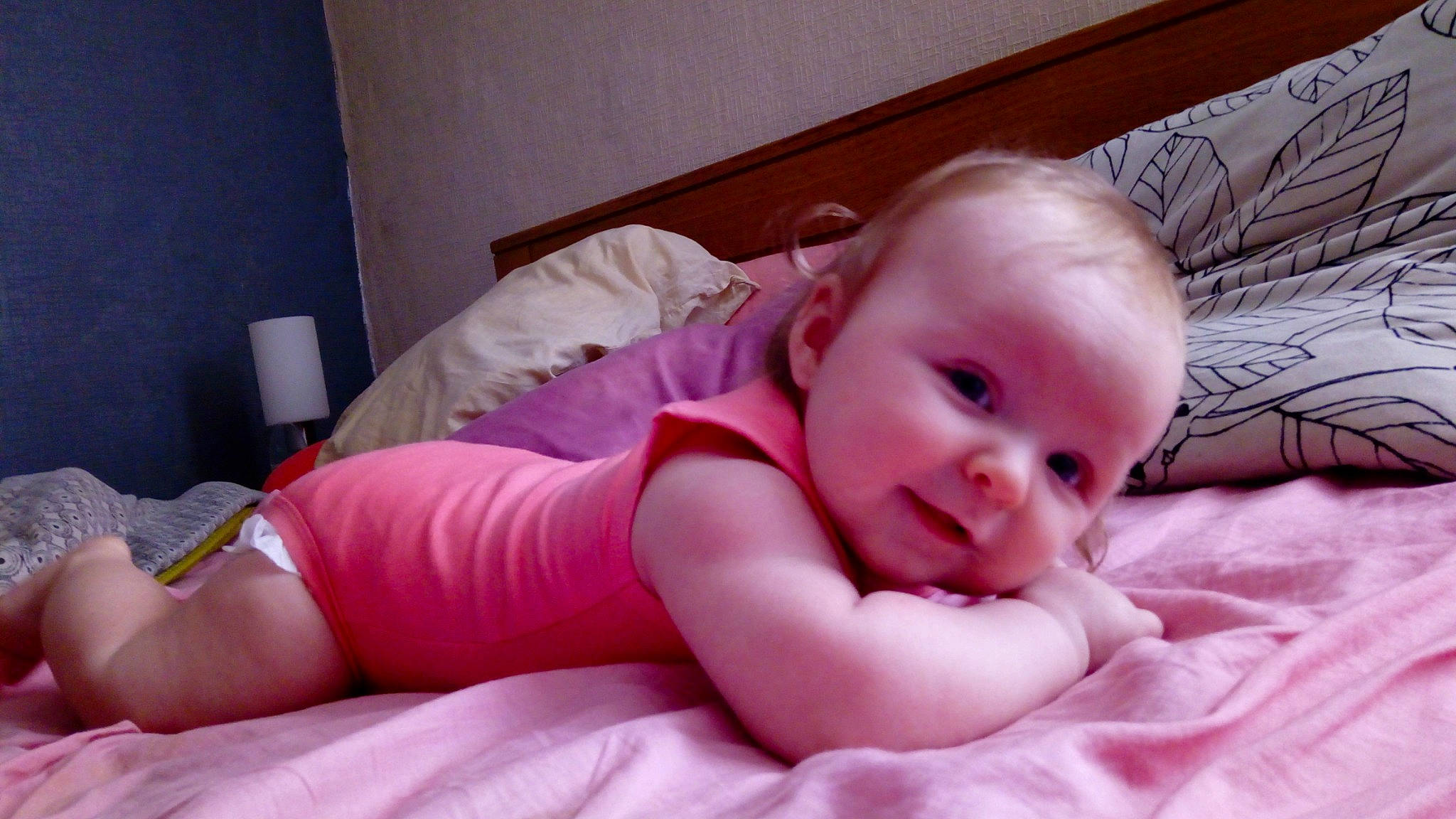 Abigaëlle participe au concours pour gagner de l&#x27;argent avec cette photo : baby, baby_toddler_clothing, cheek, child, chin, comfort, eye, eyebrow, fun, grass, iris, linens, lip, magenta, mouth, person, pink, sitting, skin, sleeve