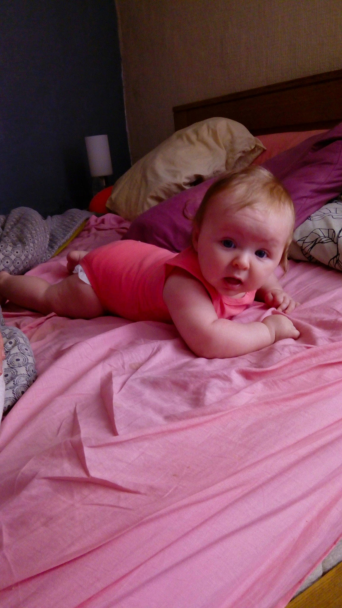 Abigaëlle participe au concours pour gagner de l&#x27;argent avec cette photo : baby, baby_toddler_clothing, bed, bedding, bedtime, cheek, child, comfort, fun, grass, head, human_body, linens, magenta, mouth, person, pink, sitting, skin, smile