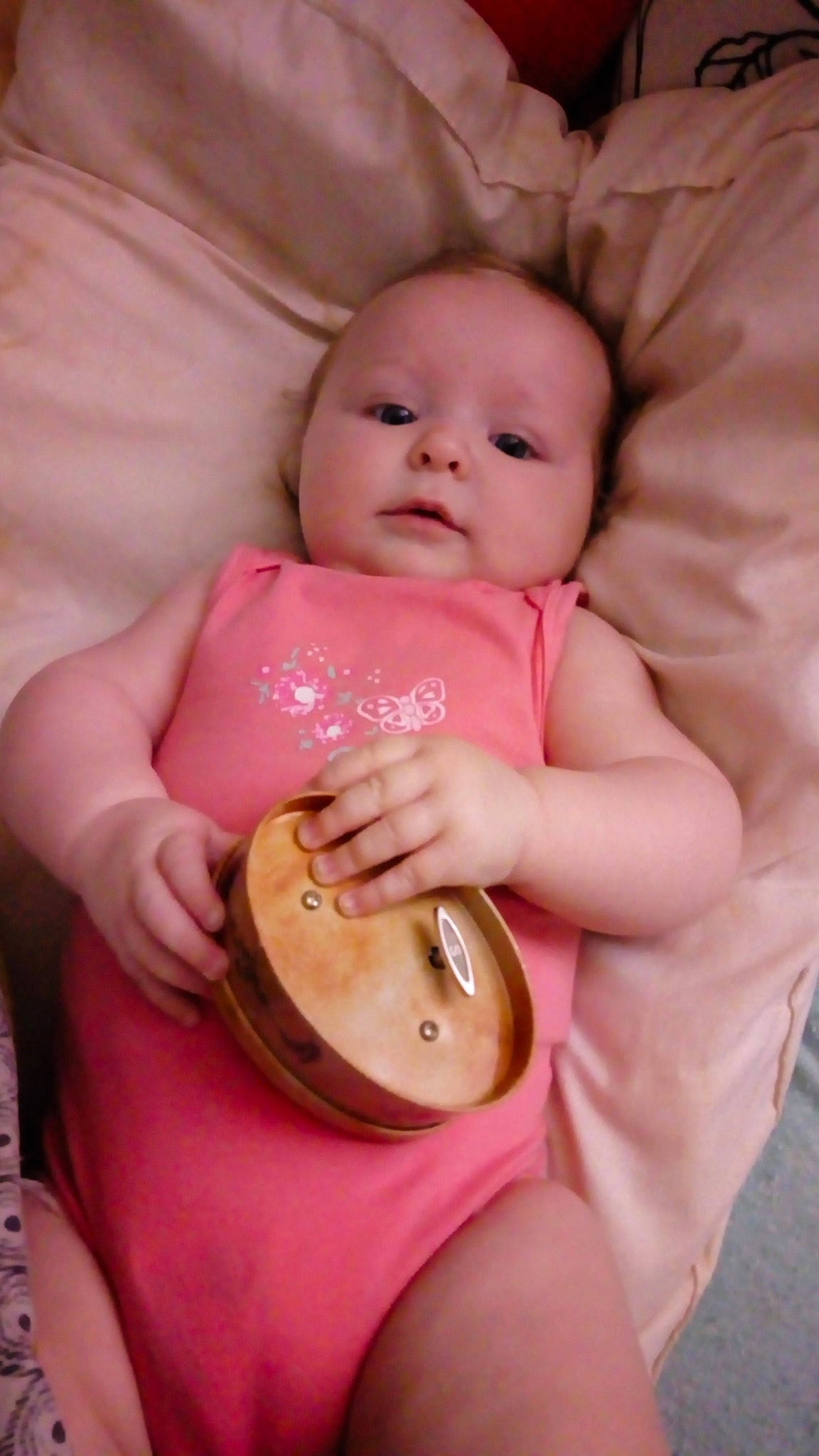 Abigaëlle participe au concours pour gagner de l&#x27;argent avec cette photo : abdomen, arm, baby, baby_toddler_clothing, cheek, child, comfort, drinkware, finger, gesture, hand, happy, lip, mammal, nail, nose, person, pink, skin, stomach