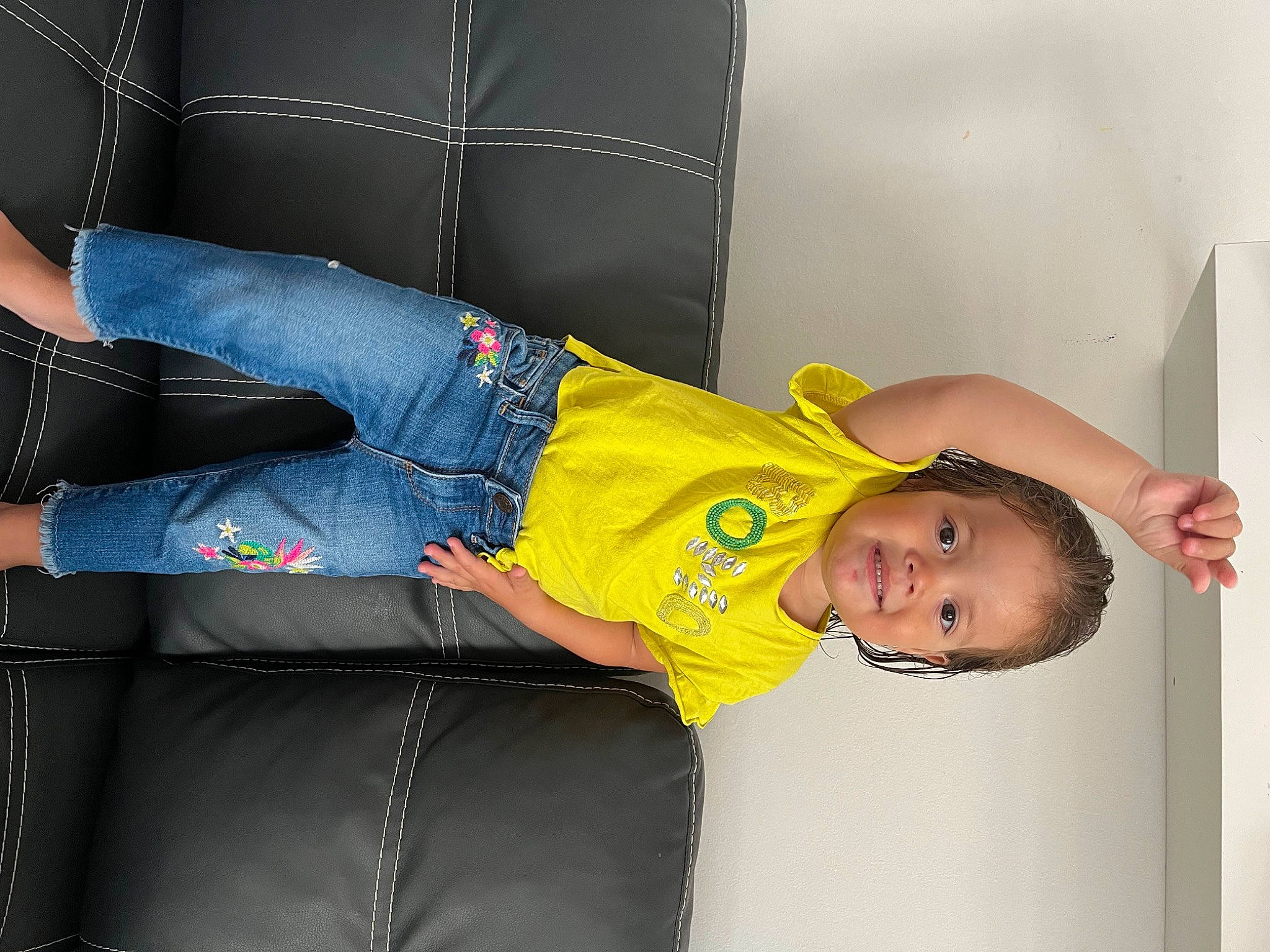 Sofia a rejoint le concours — aidez-le/la à gagner de superbes lots ! baby, baby_products, baby_toddler_clothing, comfort, couch, denim, elbow, electric_blue, happy, human_body, human_leg, joint, knee, leg, person, sitting, sleeve, smile, t_shirt, thigh