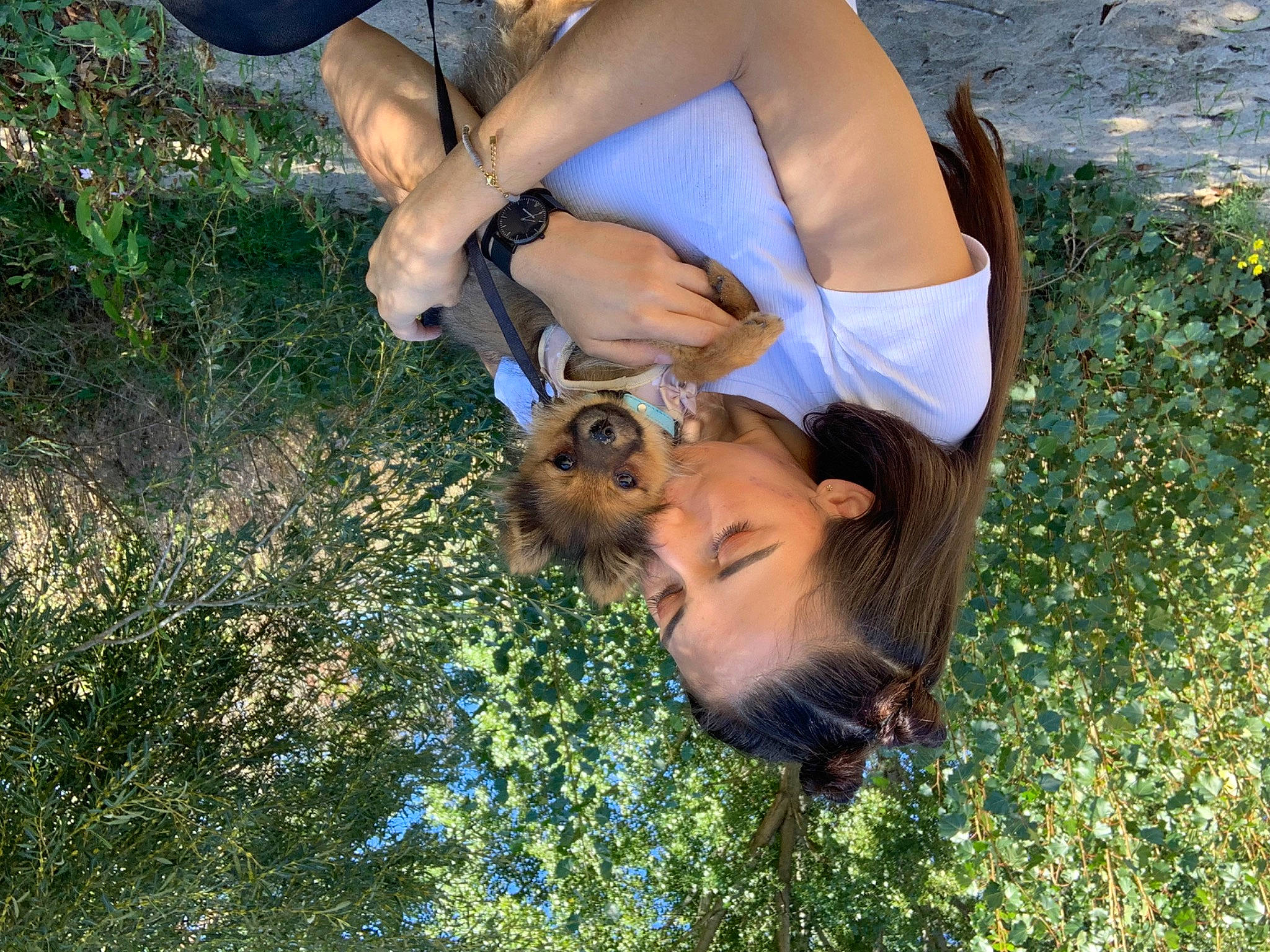 Ulyo participe au concours pour gagner de l'argent avec cette photo : eyewear, fawn, fun, grass, grassland, happy, human_leg, landscape, leisure, meadow, people_in_nature, plant, recreation, sandal, summer, sunglasses, sunlight, thigh, tree, vacation