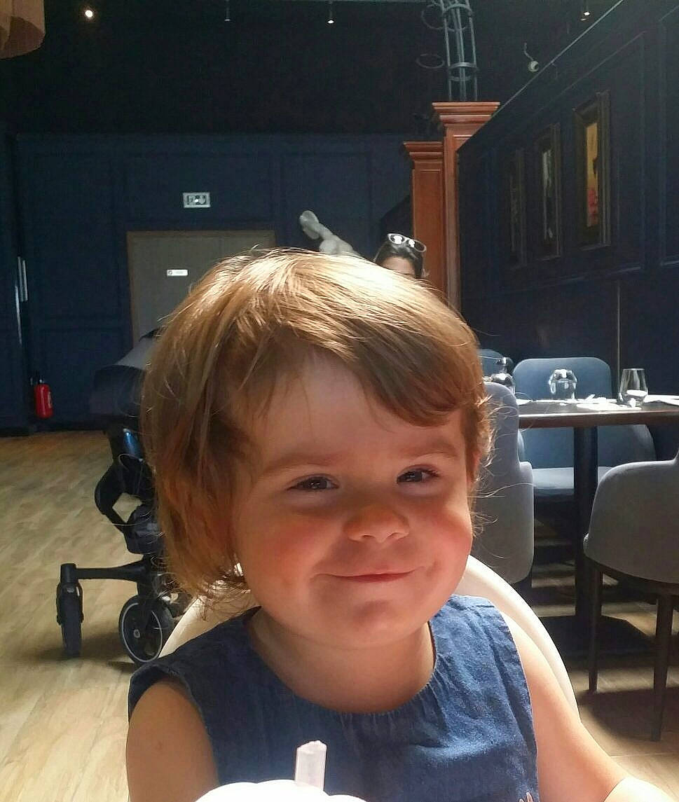 Emy participe au concours pour gagner de l'argent avec cette photo : audio_equipment, chair, cheek, child, ear, eyebrow, eyewear, flooring, fun, happy, jaw, joy, nose, person, selfie, sitting, smile, t_shirt, tableware, television