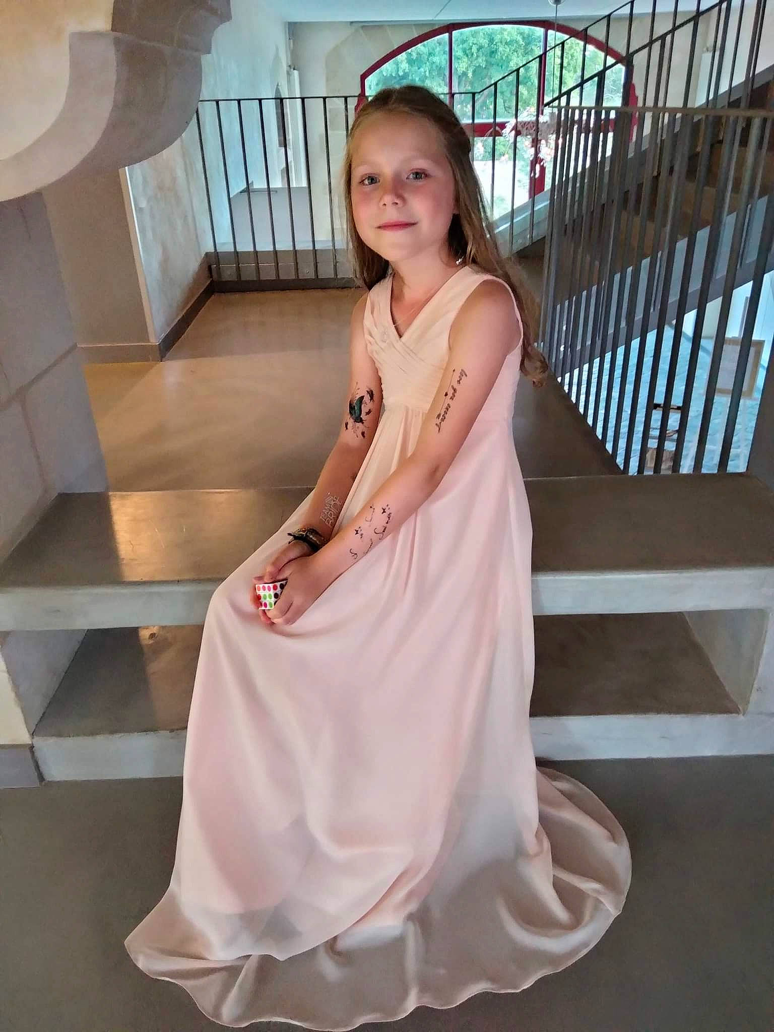 Noélys a rejoint le concours — aidez-le/la à gagner de superbes lots ! black_hair, bridal_accessory, bridal_clothing, bridal_party_dress, dress, face, fashion_design, flash_photography, formal_wear, gown, happy, human_leg, joy, long_hair, neck, person, shoulder, skin, stairs, thigh