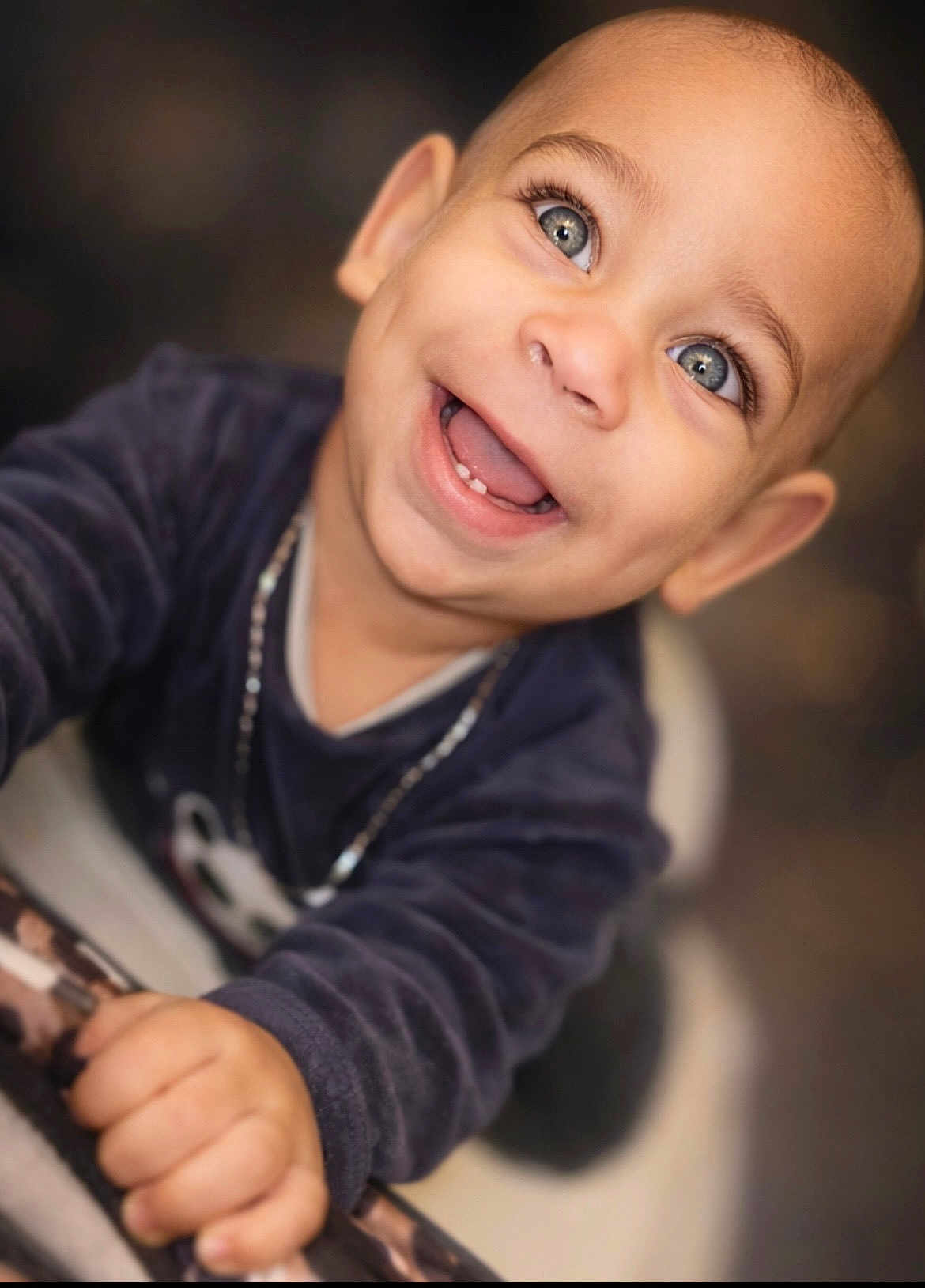 Maël a rejoint le concours — aidez-le/la à gagner de superbes lots ! toddler, child, smiling, blue_eyes, happy, portrait, close_up, face, baby, cute, expression, hand, clothing, necklace, indoor, person, skin, head, young_child, joy