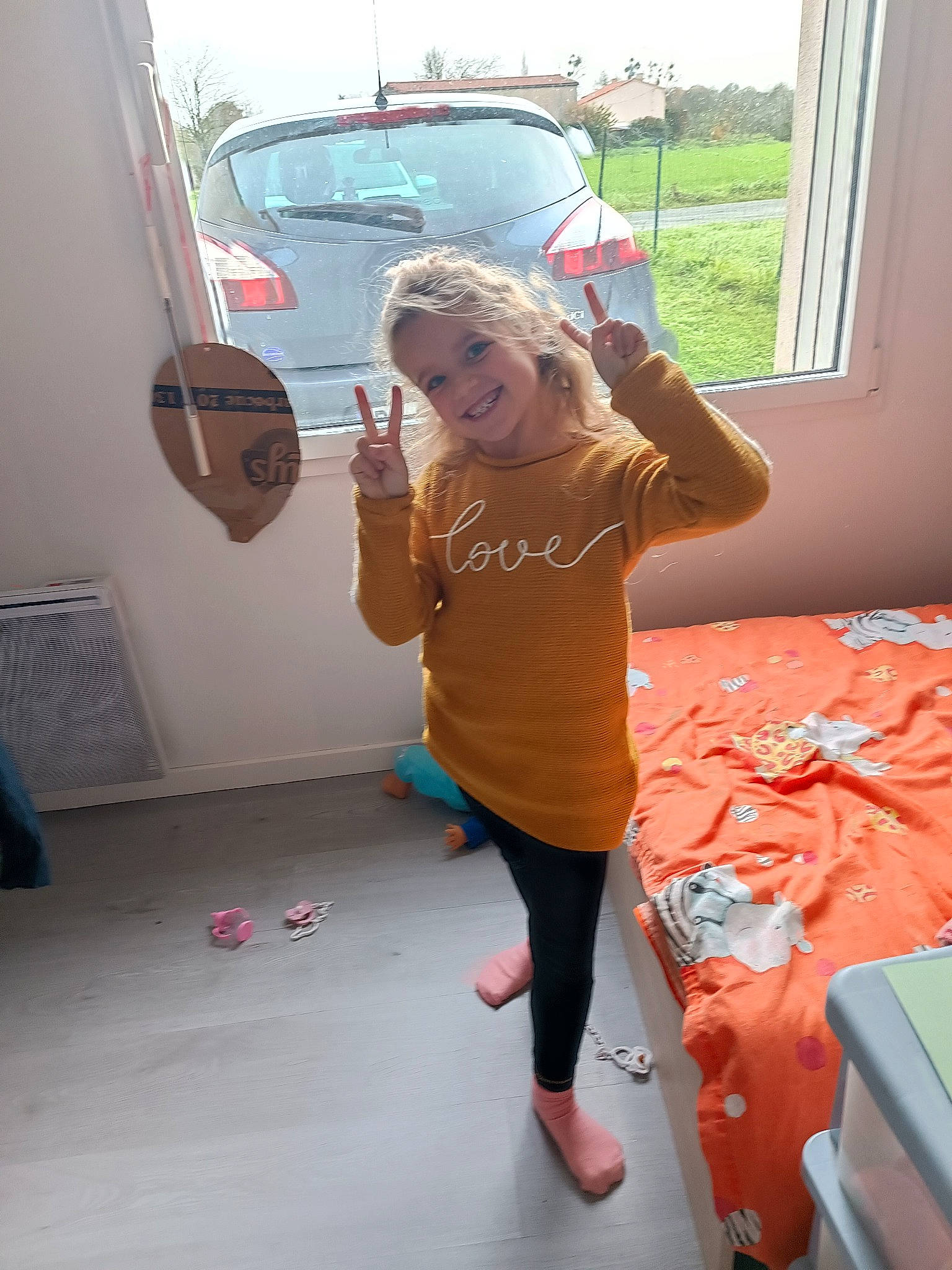 Lïly a rejoint le concours — aidez-le/la à gagner de superbes lots ! automotive_exterior, car, child, event, flooring, fun, happy, human_leg, joy, knee, leisure, magenta, person, recreation, shorts, sky, t_shirt, thigh, toddler, tree