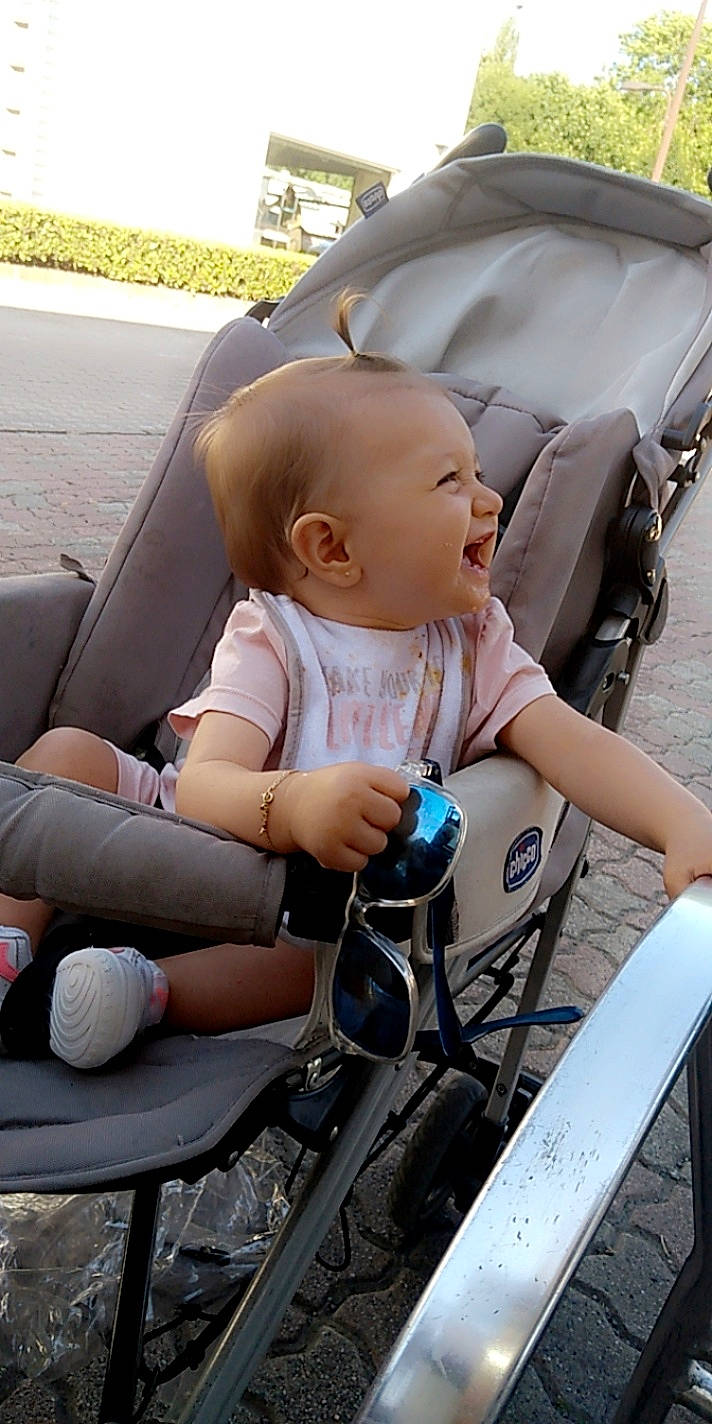 Alexia a rejoint le concours — aidez-le/la à gagner de superbes lots ! auto_part, automotive_design, baby, baby_carriage, baby_products, baby_toddler_clothing, car_seat, child, comfort, fun, leisure, mode_of_transport, motor_vehicle, person, photograph, product, skin, toddler, travel, vehicle_door