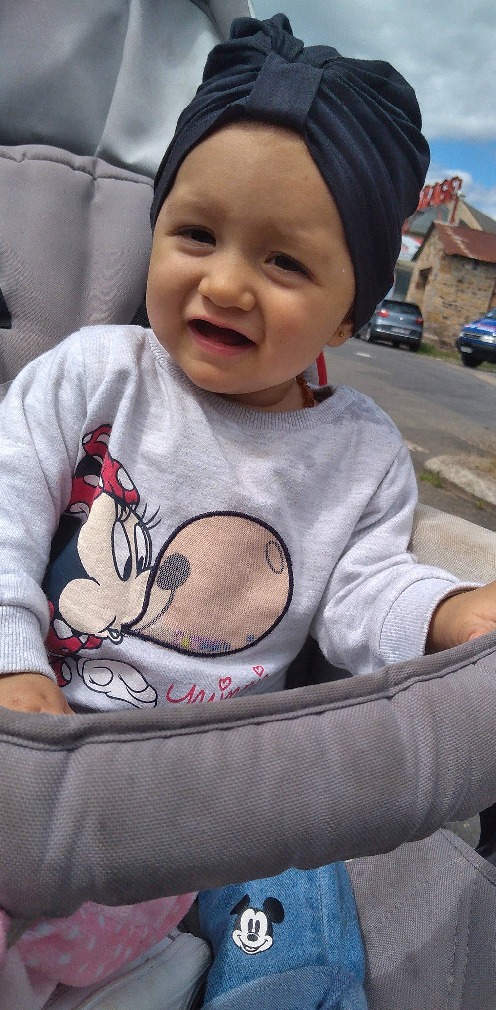 Alexia participe au concours pour gagner de l'argent avec cette photo : baby, baby_toddler_clothing, cheek, comfort, eye, face, facial_expression, hairstyle, hand, happy, head, headwear, human, mammal, mouth, nose, organ, person, skin, sleeve