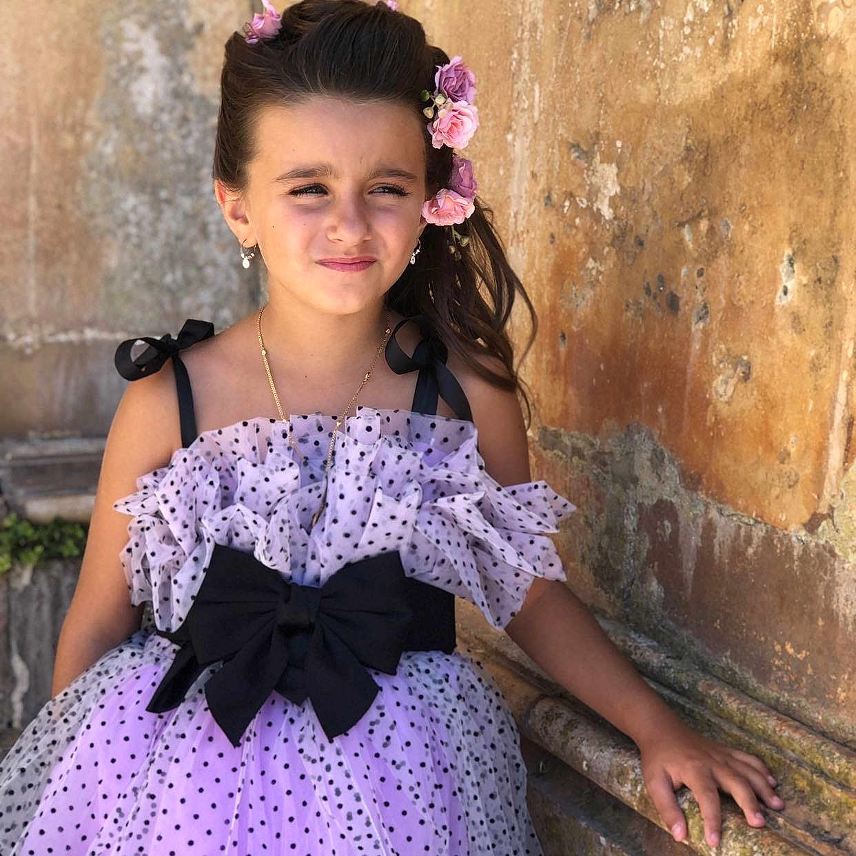 Idalina a rejoint le concours — aidez-le/la à gagner de superbes lots ! accessories, blackhair, blouse, bodypart, child, clothing, dress, face, female, girl, hair, happy, head, person, photography, portrait, shoulder, sitting, sleeve, smile