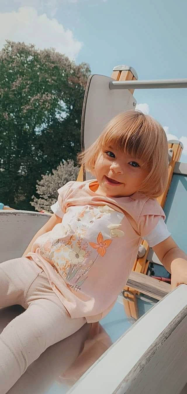 Mélina a rejoint le concours — aidez-le/la à gagner de superbes lots ! automotive_exterior, baby_toddler_clothing, child, fun, happy, human_leg, joy, leisure, peach, person, recreation, sitting, skin, sky, smile, t_shirt, thigh, toddler, travel, tree