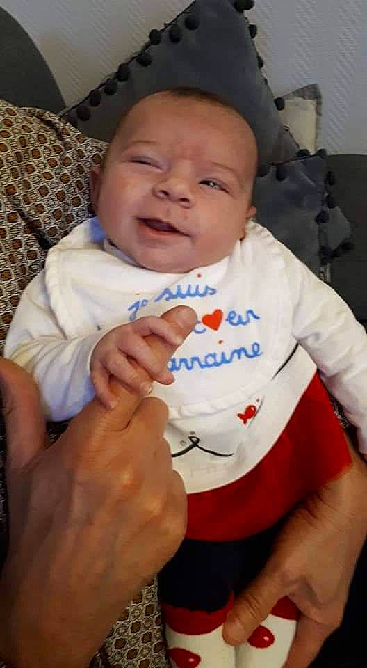 Mélina a rejoint le concours — aidez-le/la à gagner de superbes lots ! baby, baby_toddler_clothing, cheek, chin, comfort, eye, eyebrow, face, facial_expression, finger, gesture, hand, head, iris, lip, mouth, nose, person, skin, sleeve