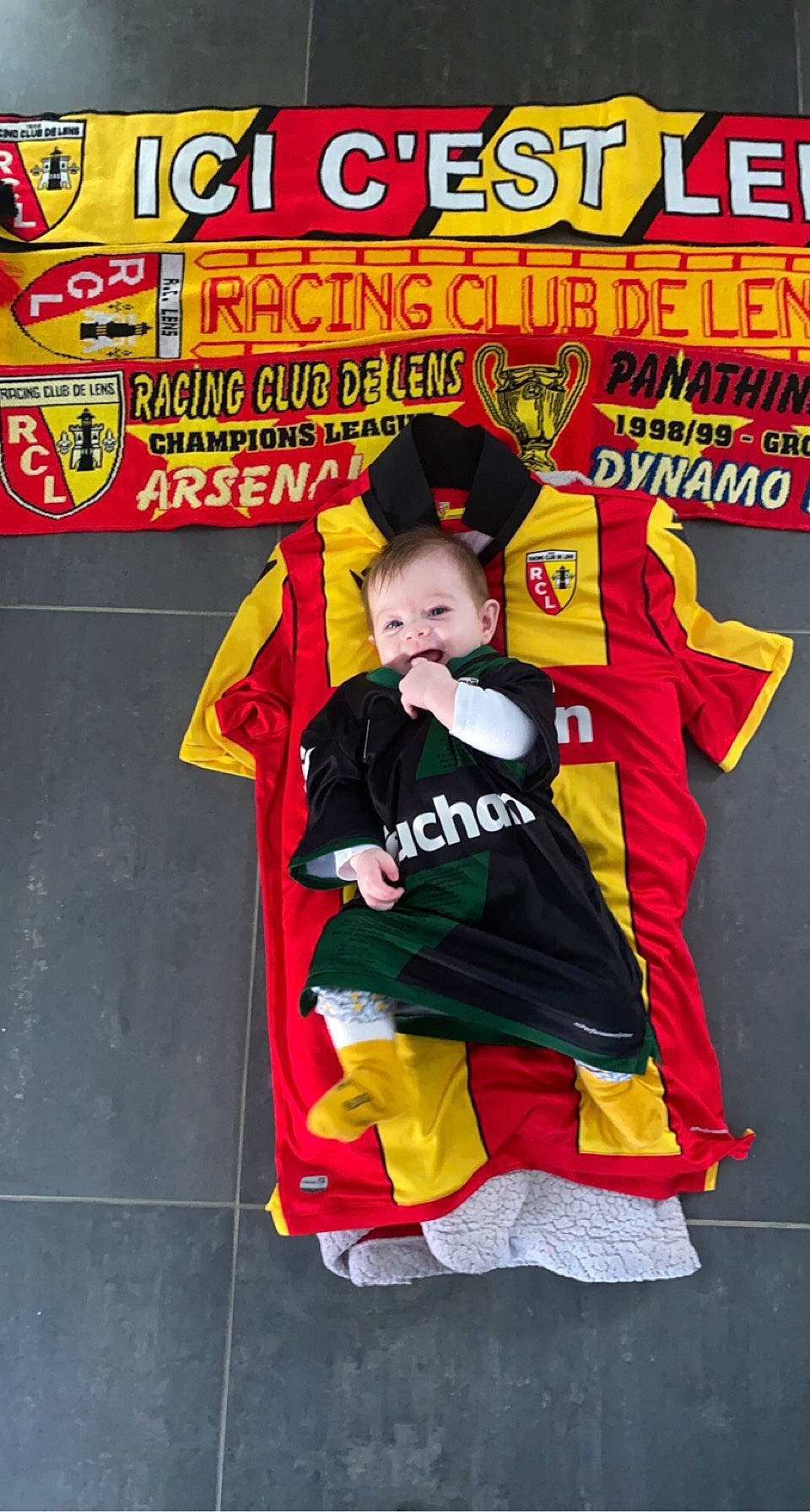 Lou participe au concours pour gagner de l'argent avec cette photo : advertising, costume, costume_hat, cowboy_hat, event, fiction, fictional_character, flag, font, hat, magazine, person, poster, publication, smile, sun_hat, toddler