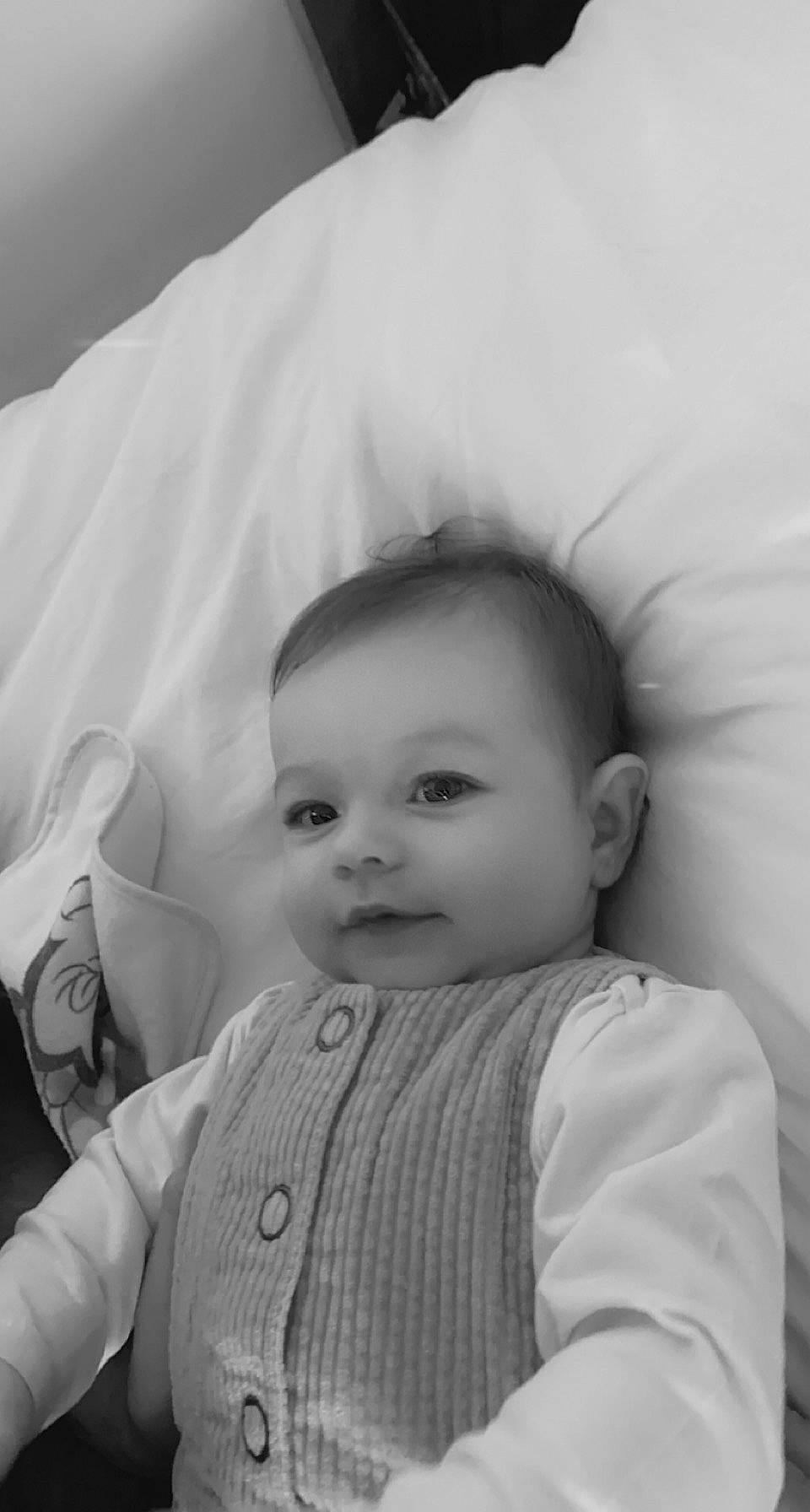 Lou participe au concours pour gagner de l'argent avec cette photo : baby_toddler_clothing, black_and_white, cheek, chin, comfort, eye, eyebrow, facial_expression, flash_photography, happy, head, iris, lip, mouth, nose, person, skin, sleeve, smile, textile