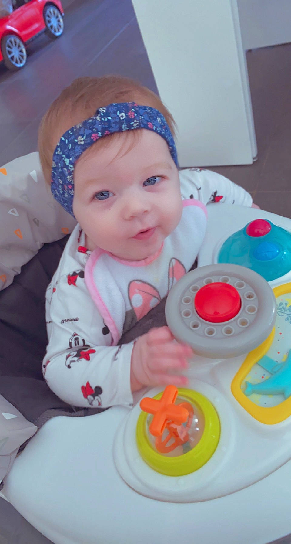 Lou a rejoint le concours — aidez-le/la à gagner de superbes lots ! arm, baby, baby_products, baby_toddler_clothing, blue, cap, carmine, cheek, child, circle, fun, happy, head, headwear, knit_cap, person, product, sitting, skin, smile