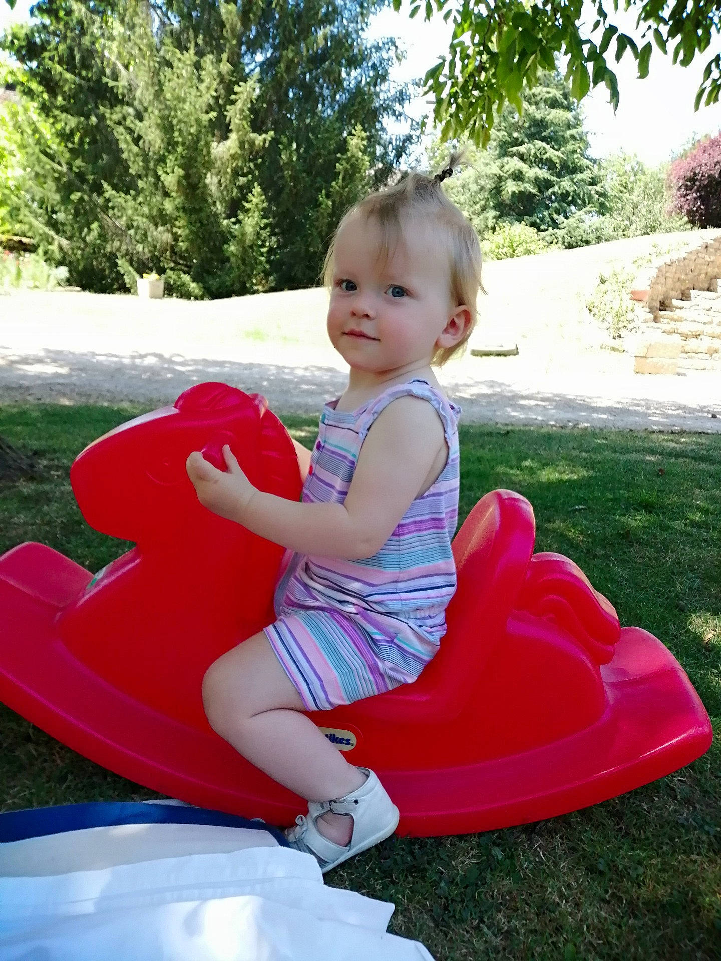 Emma a rejoint le concours — aidez-le/la à gagner de superbes lots ! child, fun, leisure, outdoor_play_equipment, person, play, playground, public_space, recreation, red, sitting, toddler
