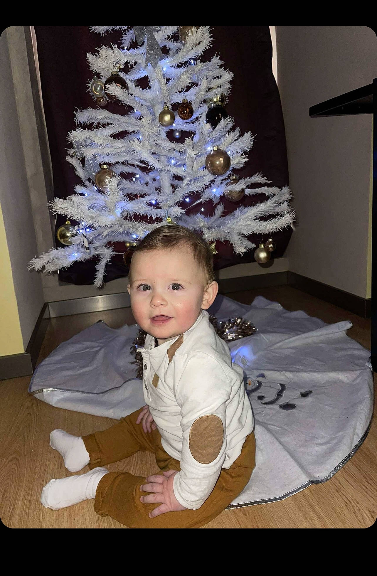 Maylone participe au concours pour gagner de l'argent avec cette photo : baby, baby_toddler_clothing, child, christmas, christmas_decoration, christmas_eve, christmas_ornament, christmas_tree, conifer, event, happy, holiday, holiday_ornament, interior_design, ornament, person, room, smile, toddler, white
